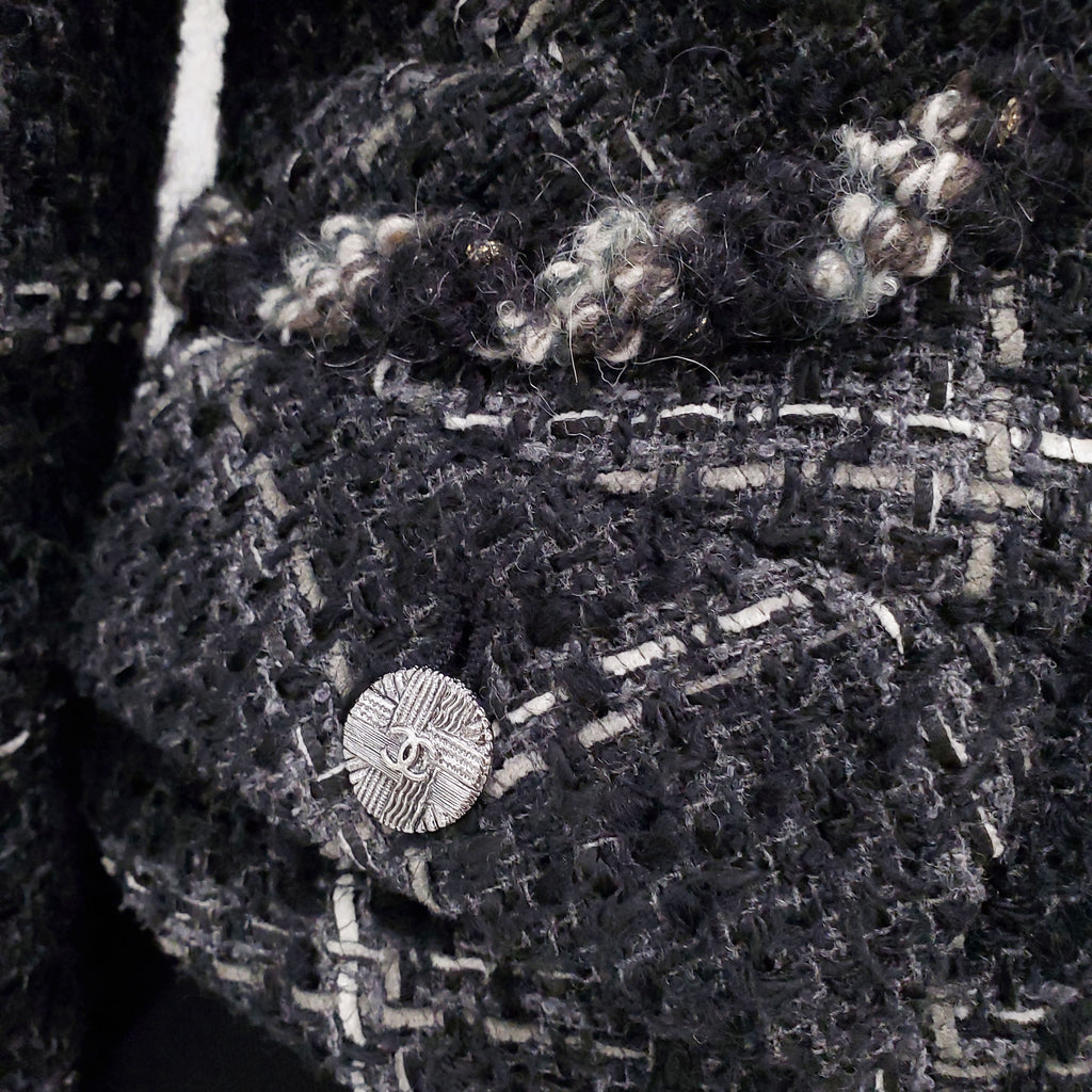 CHANEL TWEED GREY AND WHITE BLAZER - SIZE 38