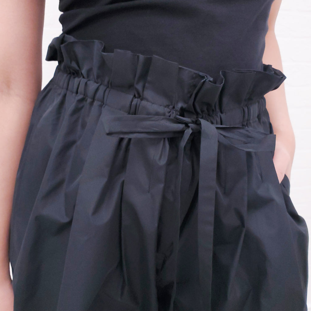 JASON WU BLACK BUBBLE SHORTS - SIZE 4