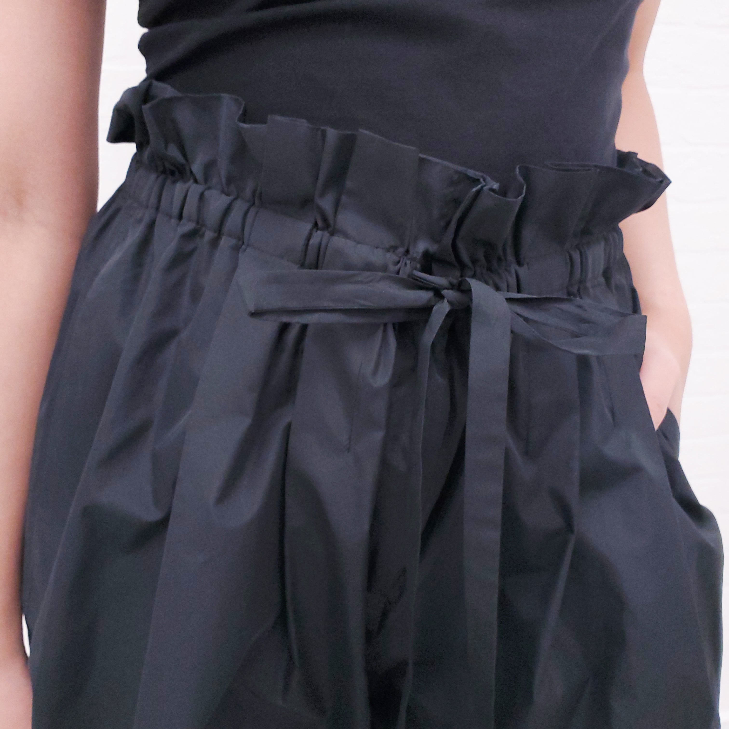 JASON WU BLACK BUBBLE SHORTS - SIZE 4