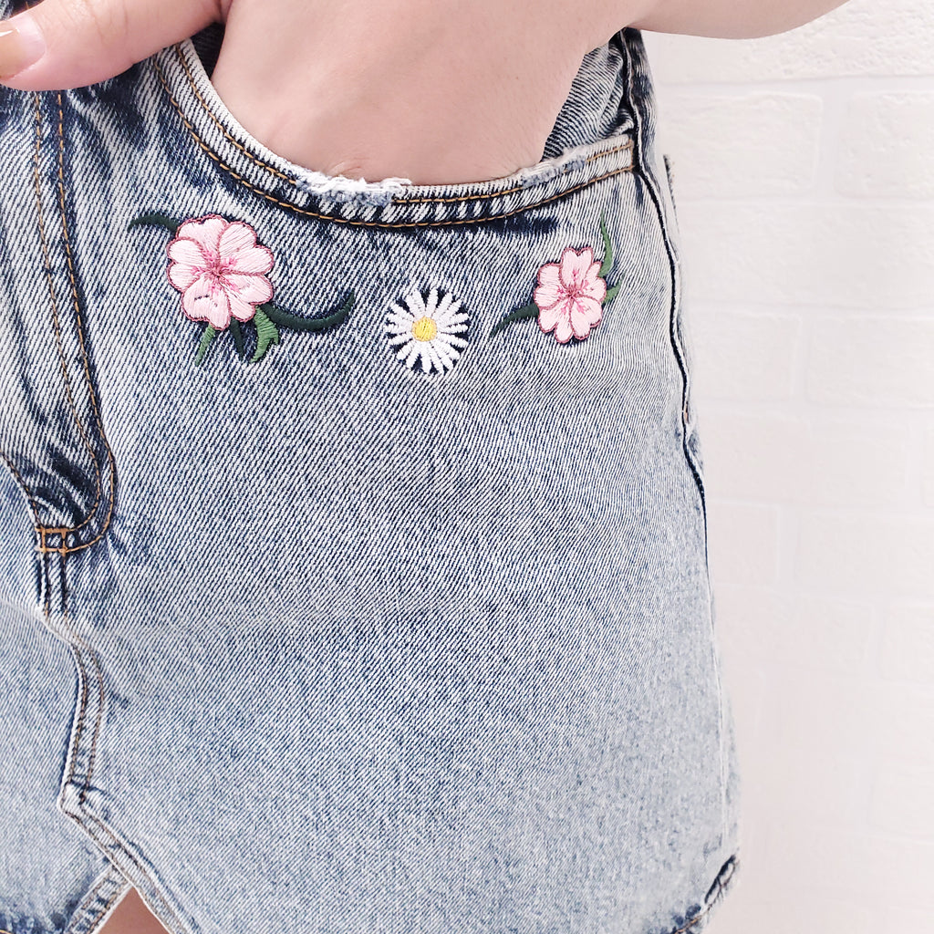 ALESSANDRA RICH DENIM SKIRT WITH EMBROIDERED FLOWERS - SIZE 27