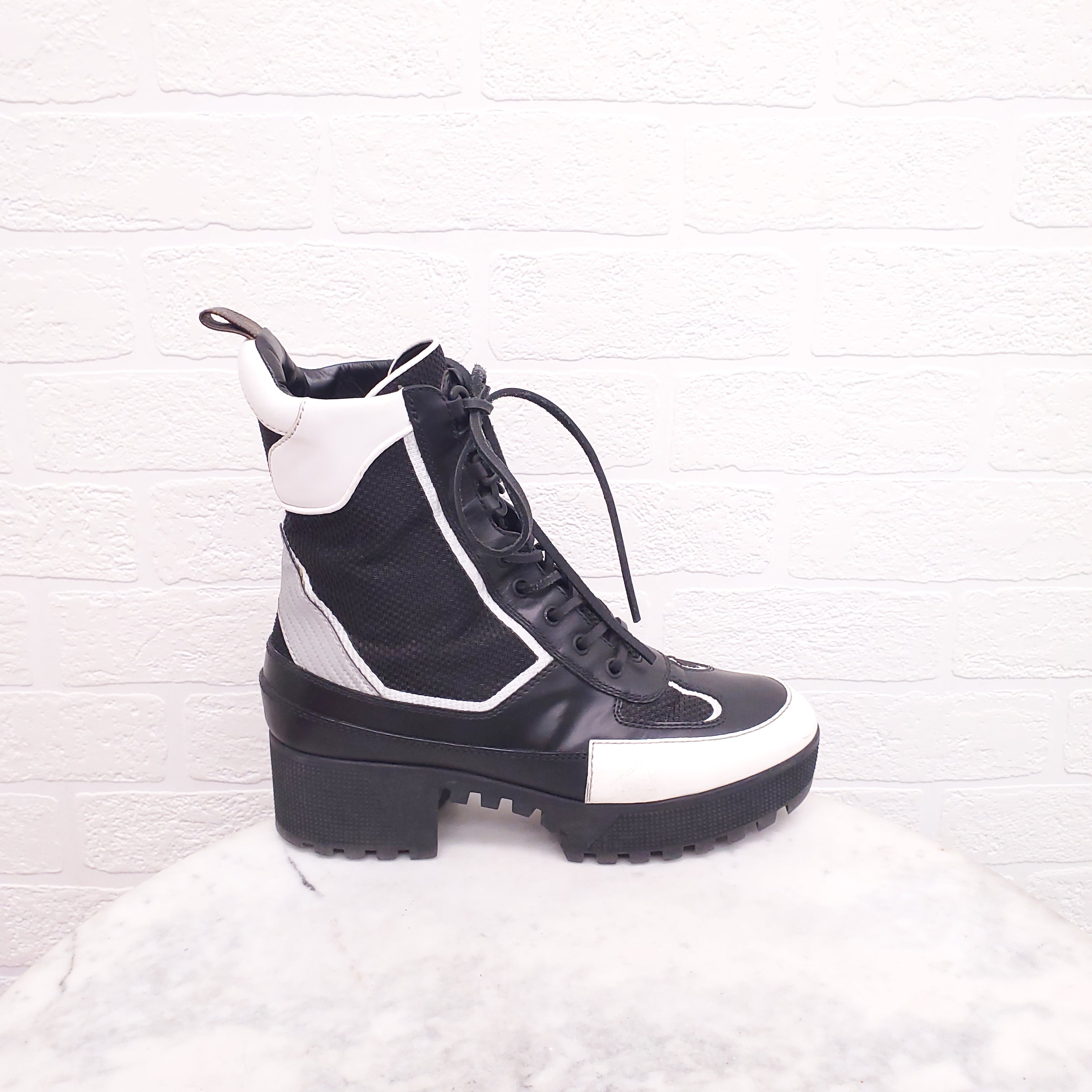 LOUIS VUITTON LAUREATE PLATFORM DESERT BOOTS - SIZE 39