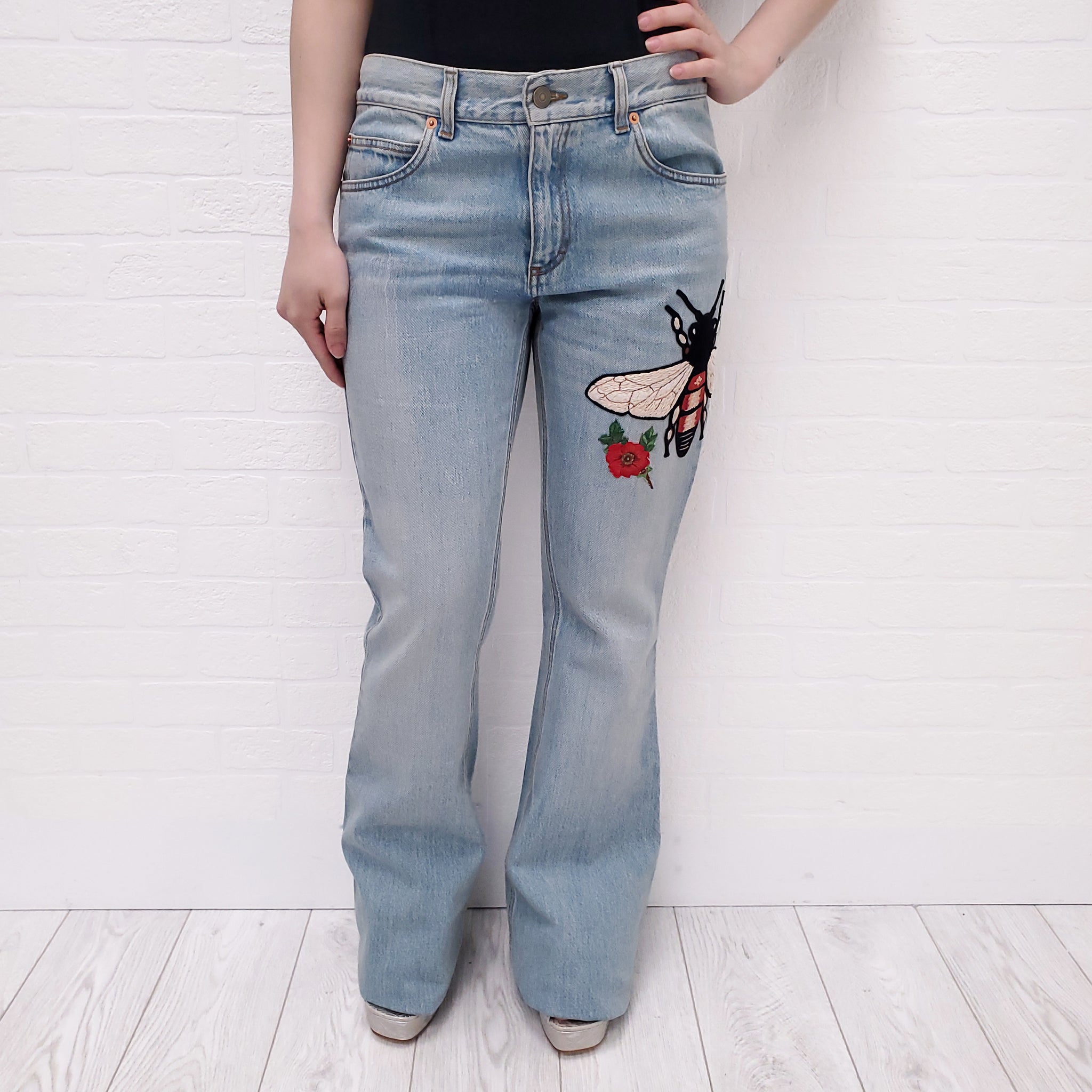 GUCCI BEE EMBROIDERED FLARED JEANS SIZE 26