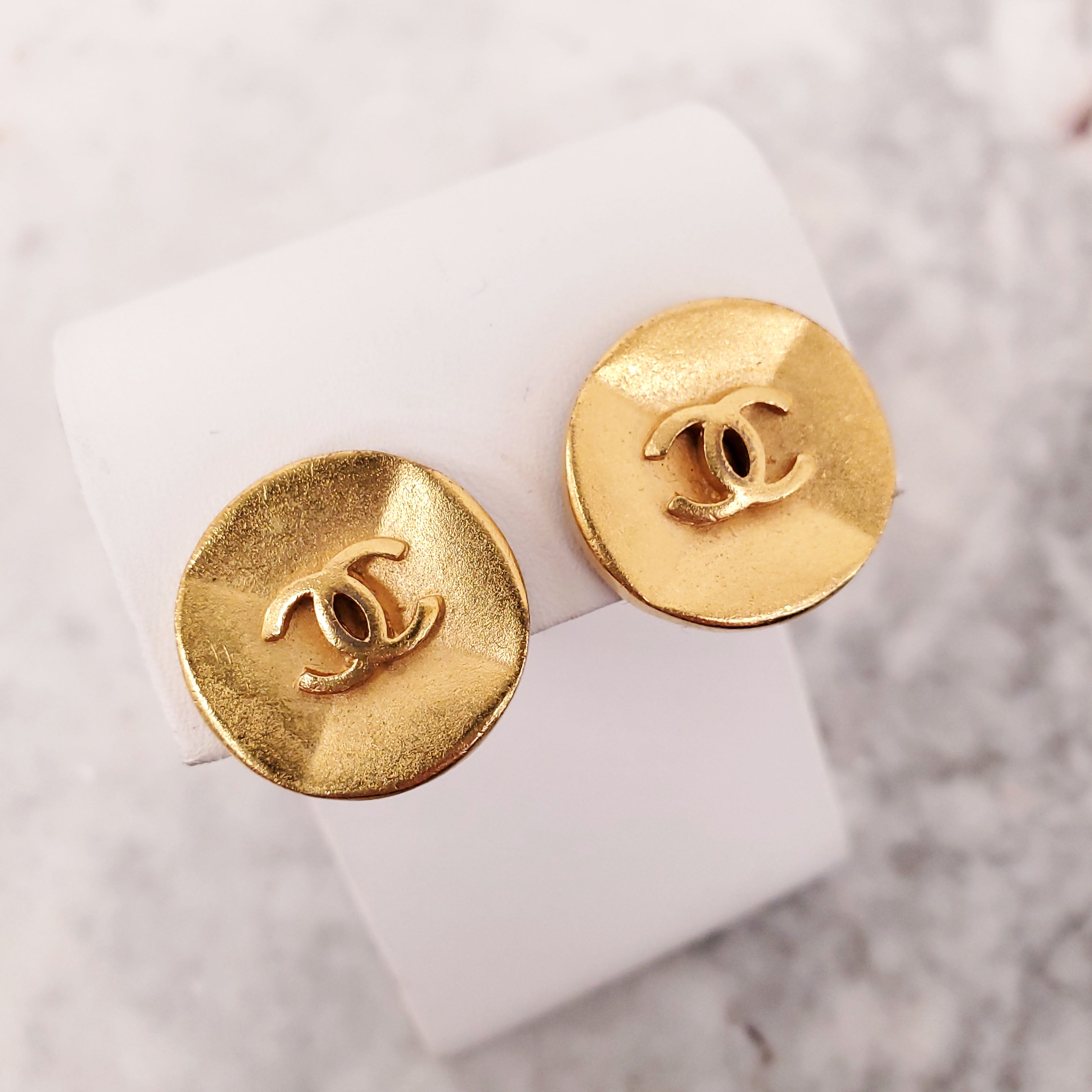 CHANEL GOLD CIRCLE EARRINGS WITH THE LOGO IN THE CENTRE