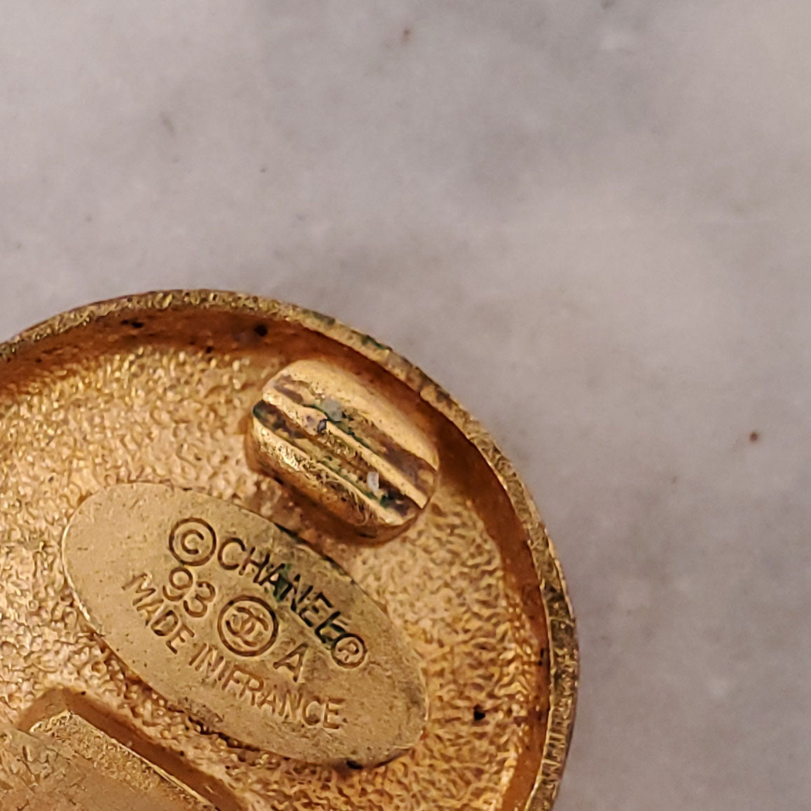 CHANEL GOLD CIRCLE EARRINGS WITH THE LOGO IN THE CENTRE