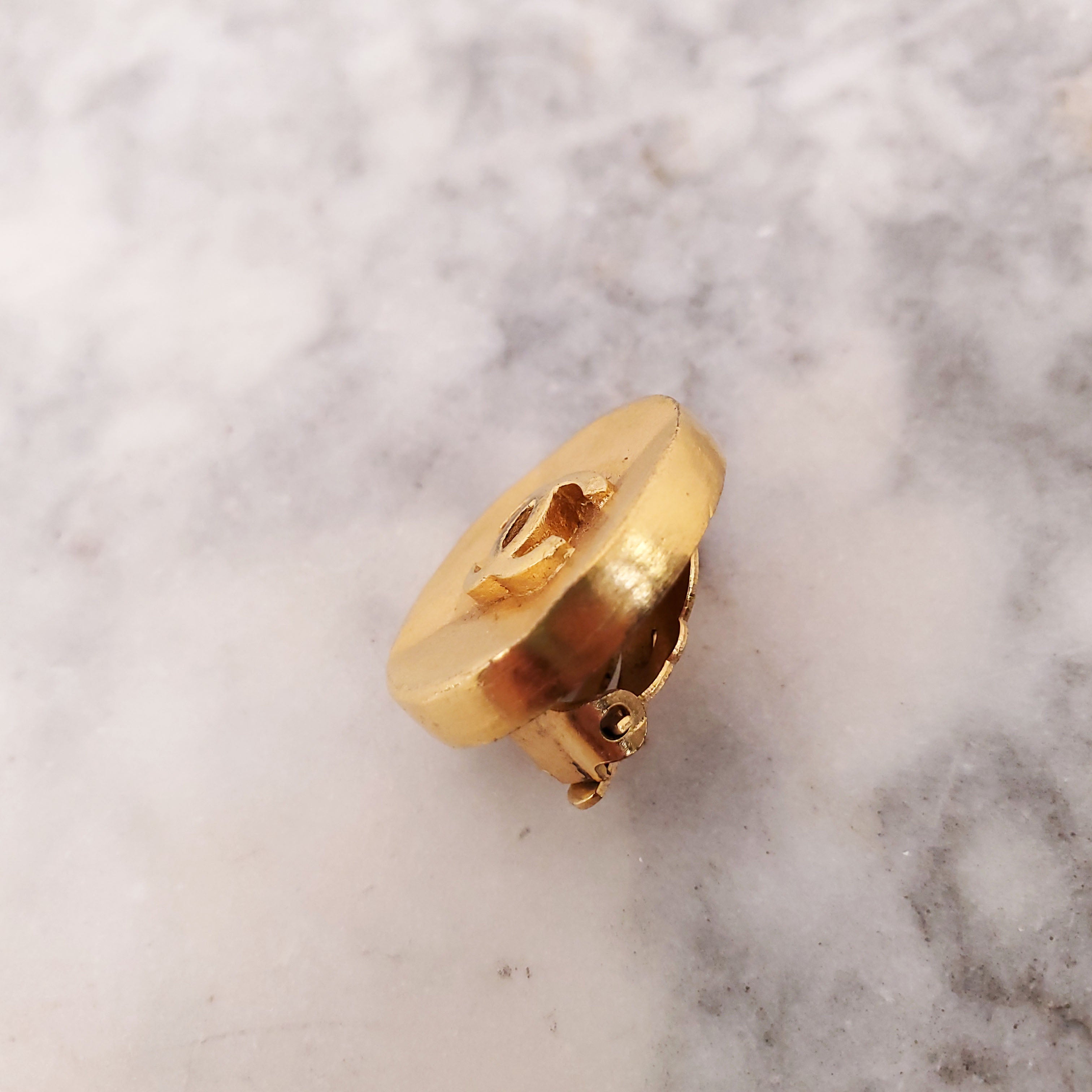 CHANEL GOLD CIRCLE EARRINGS WITH THE LOGO IN THE CENTRE