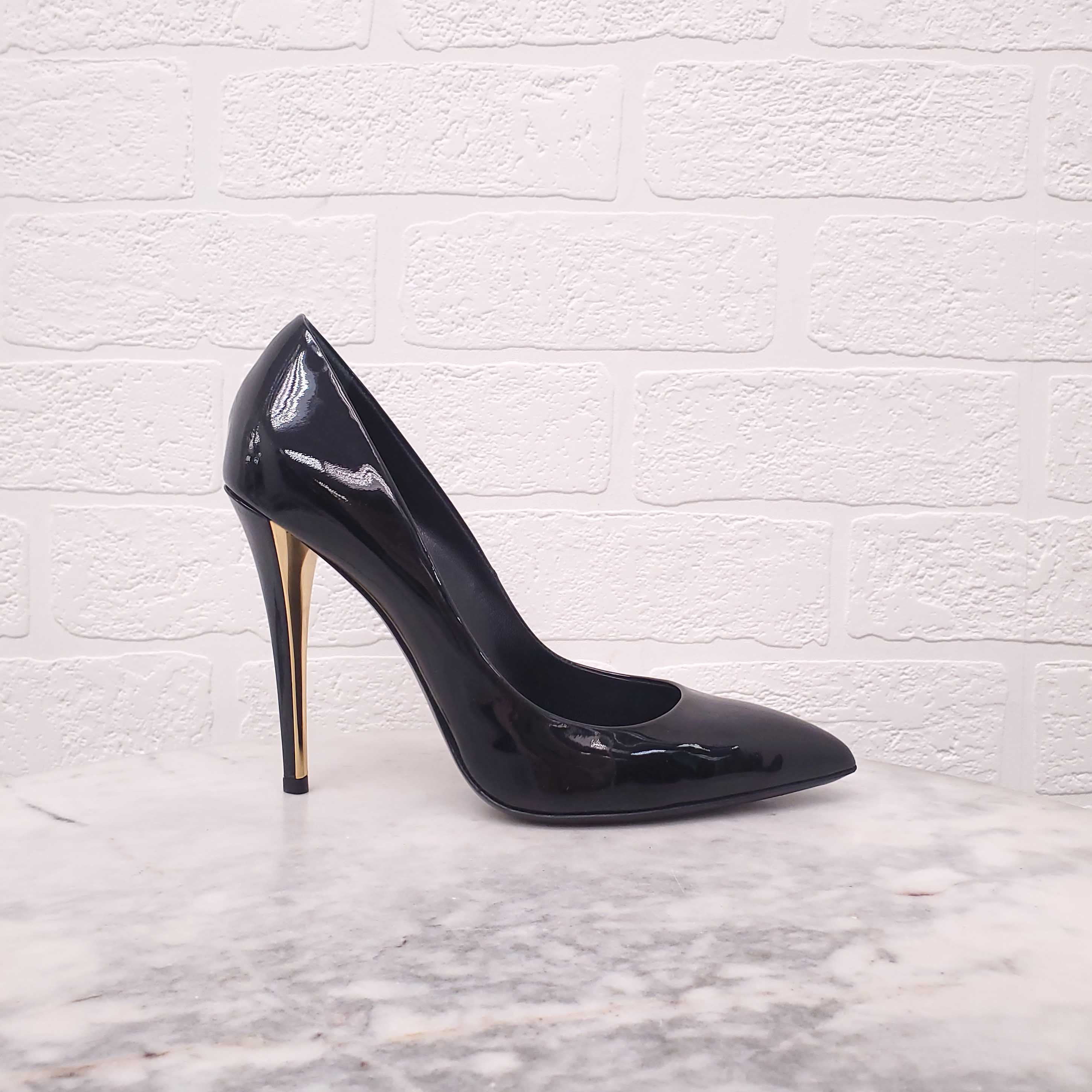 YVES SAINT LAURENT BLACK PATENT PUMP WITH GOLD DETAIL - SIZE 38