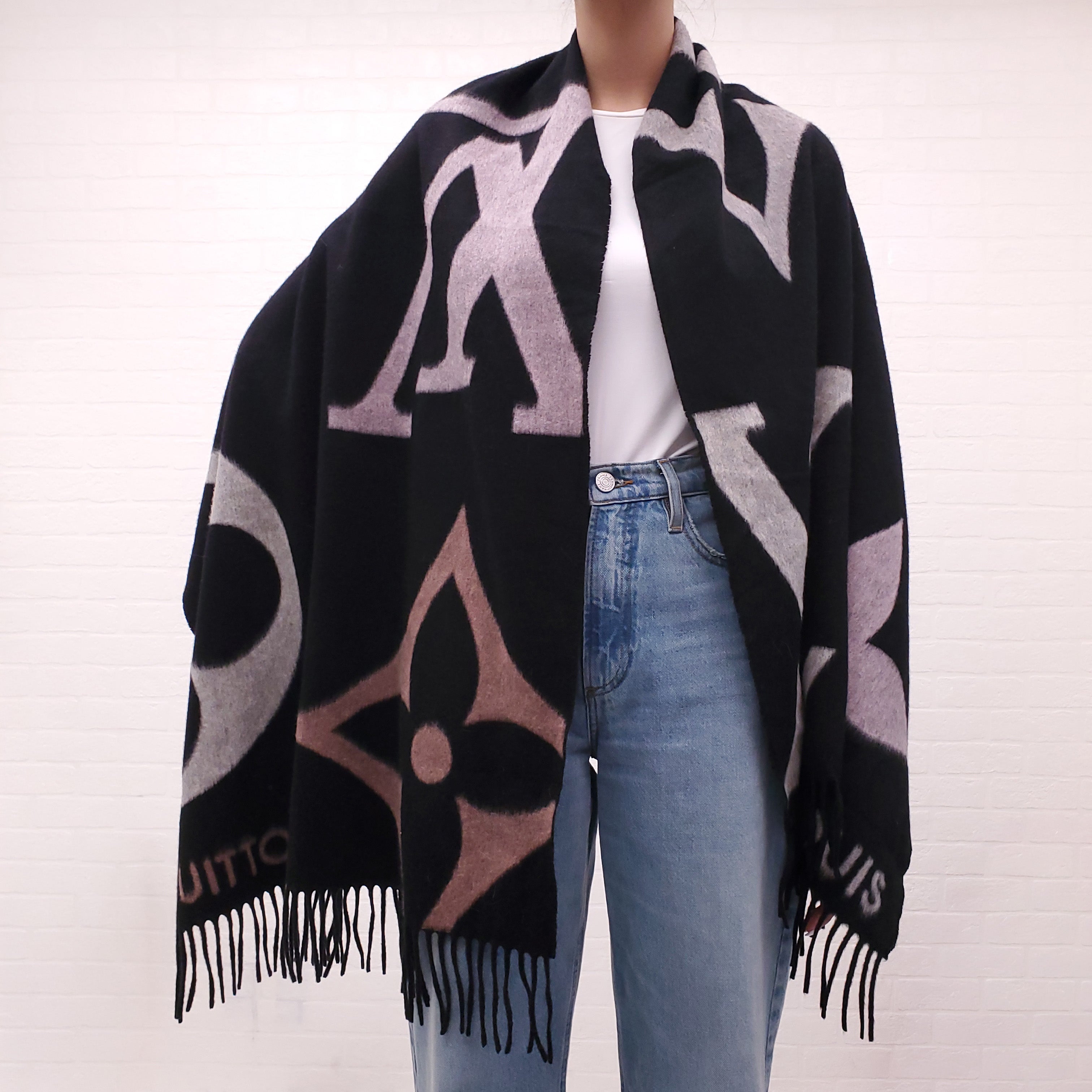 LOUIS VUITTON LOGO SCARF