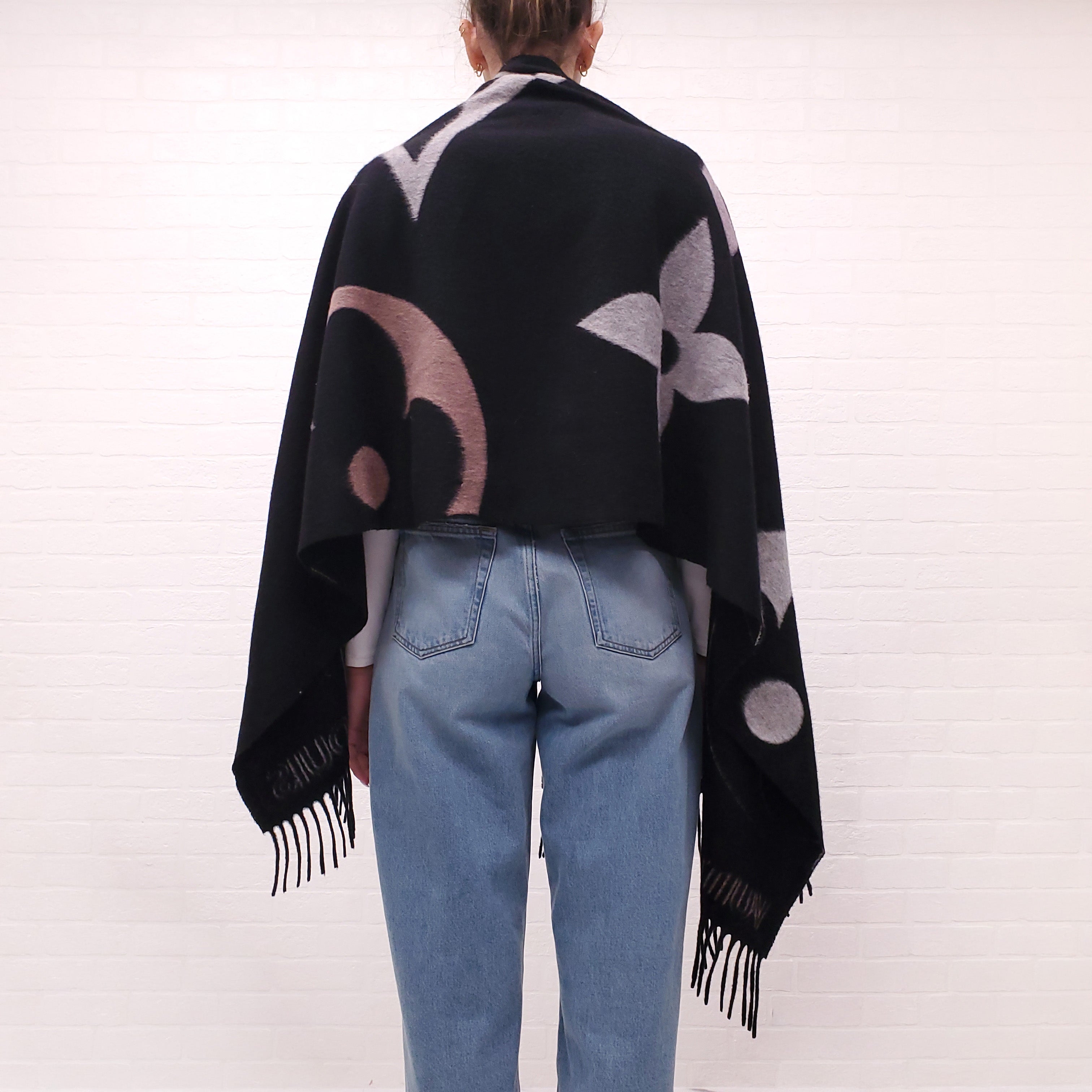 LOUIS VUITTON LOGO SCARF