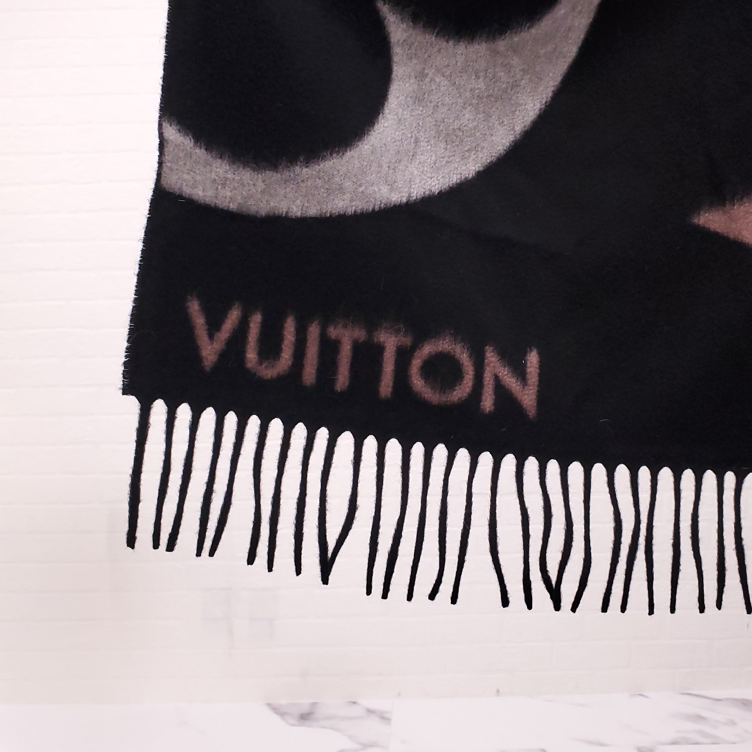 LOUIS VUITTON LOGO SCARF