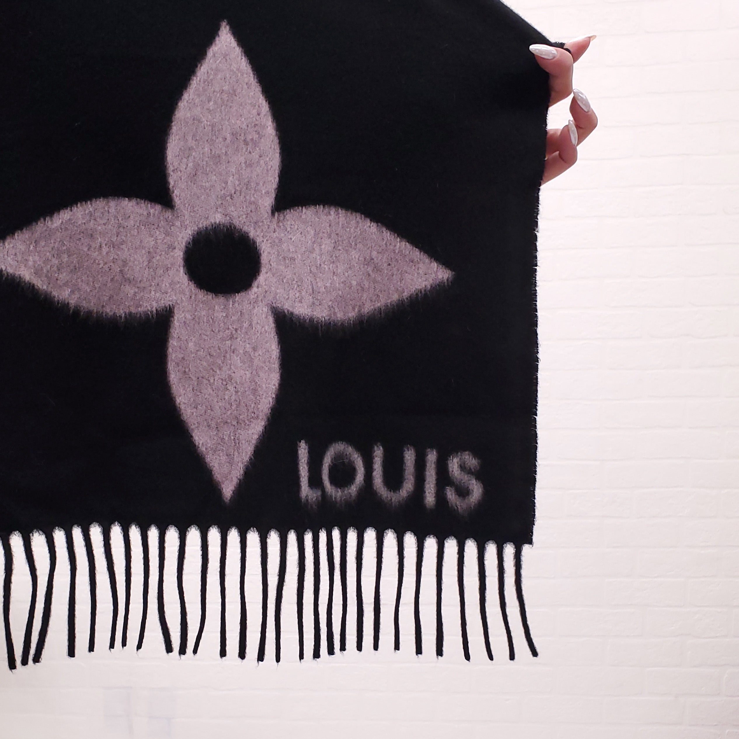 LOUIS VUITTON LOGO SCARF