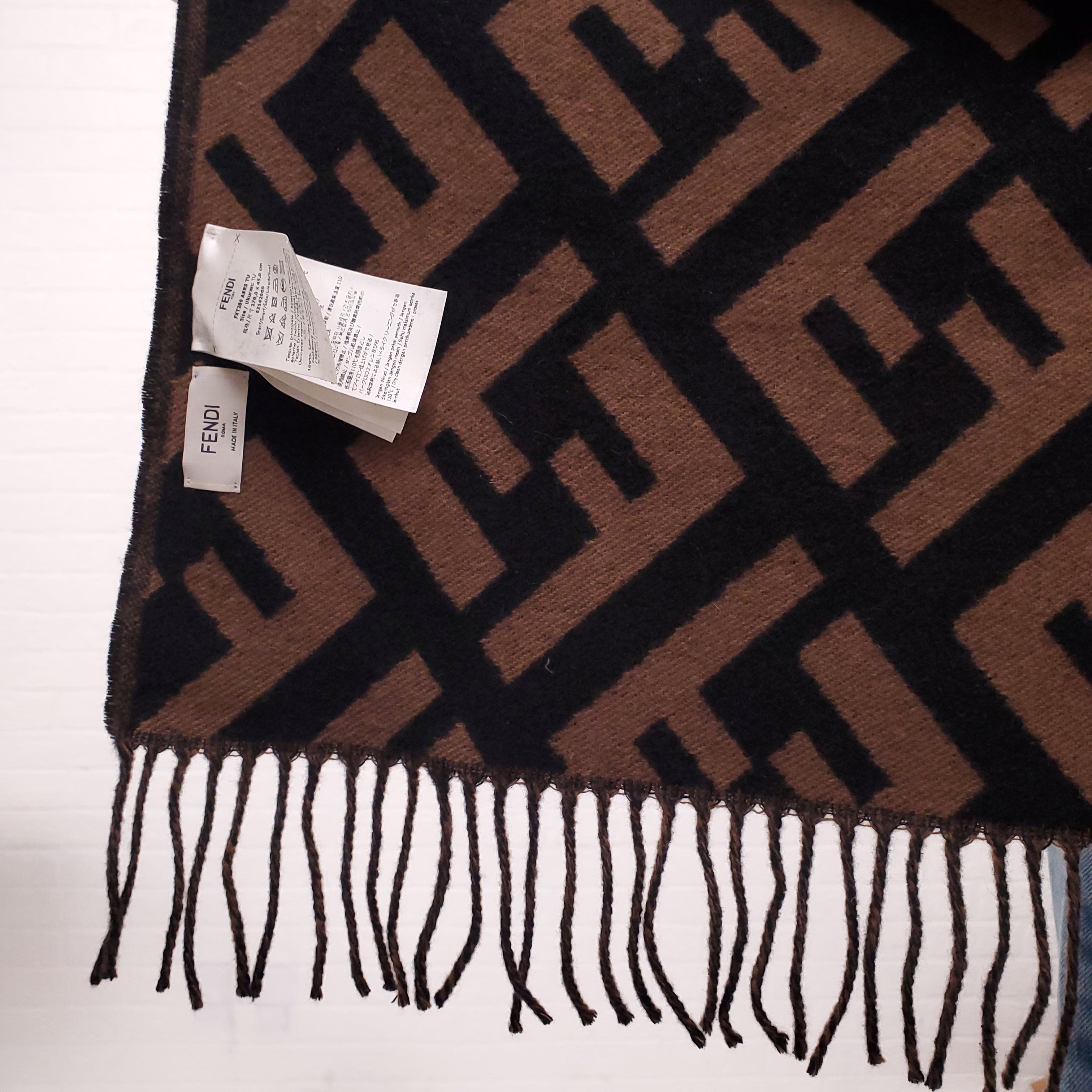 FENDI LOGO SCARF