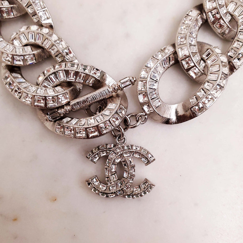 CHANEL CHAIN CRYSTAL CHOKER NECKLACE WITH LOGO