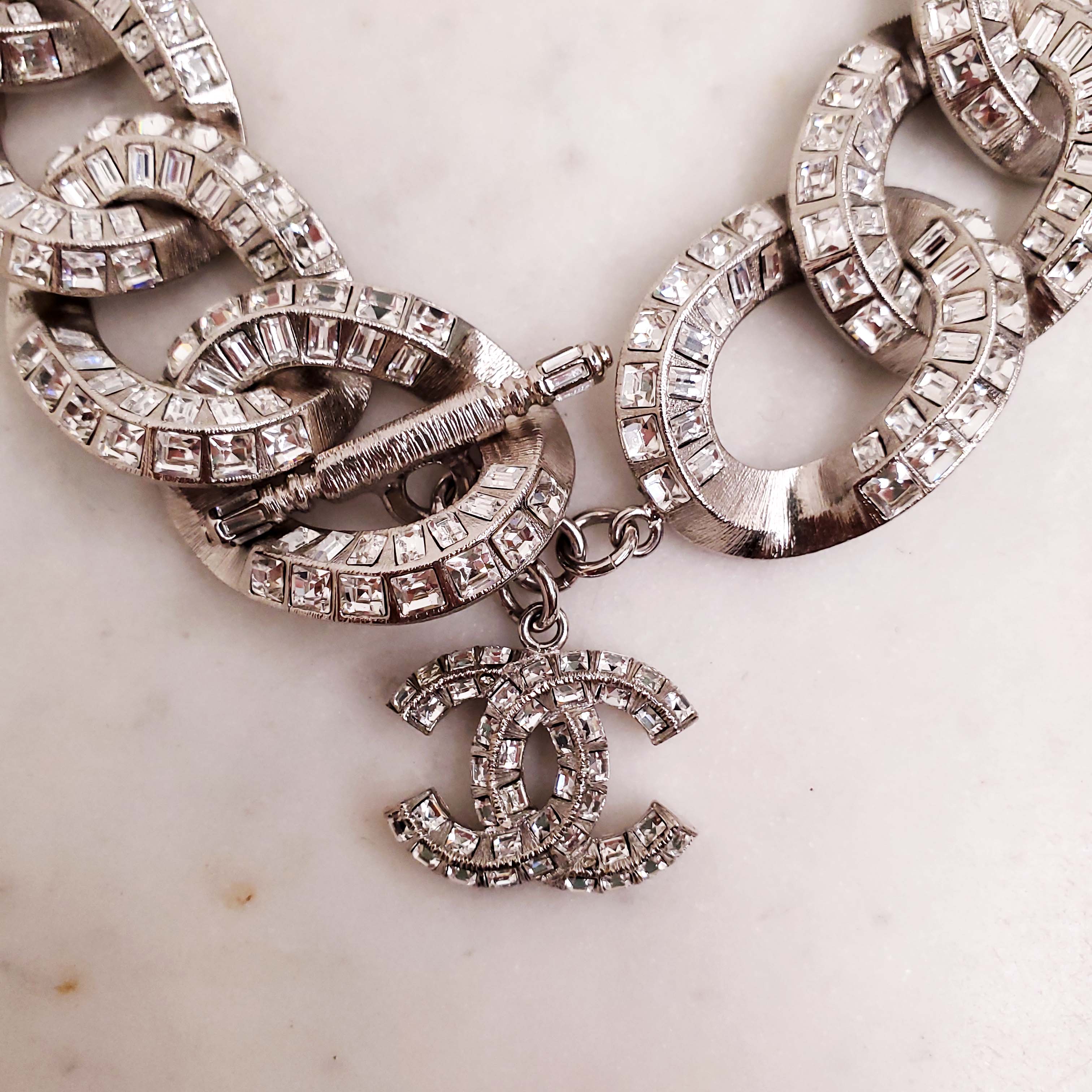 CHANEL CHAIN CRYSTAL CHOKER NECKLACE WITH LOGO