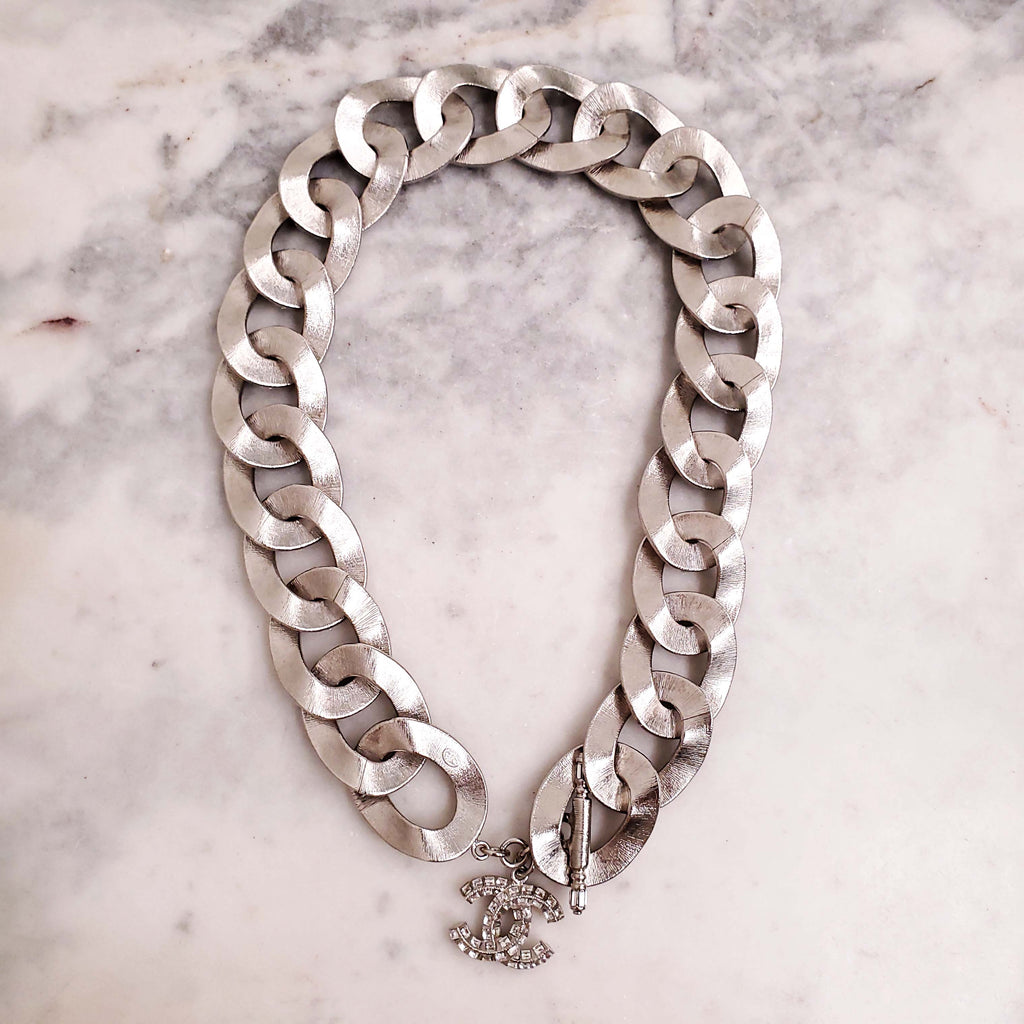 CHANEL CHAIN CRYSTAL CHOKER NECKLACE WITH LOGO