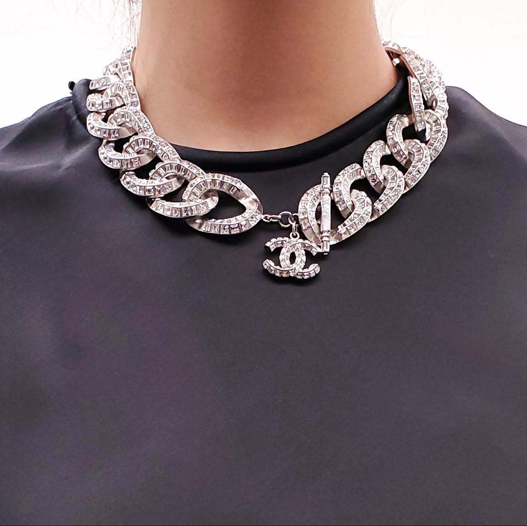 CHANEL CHAIN CRYSTAL CHOKER NECKLACE WITH LOGO