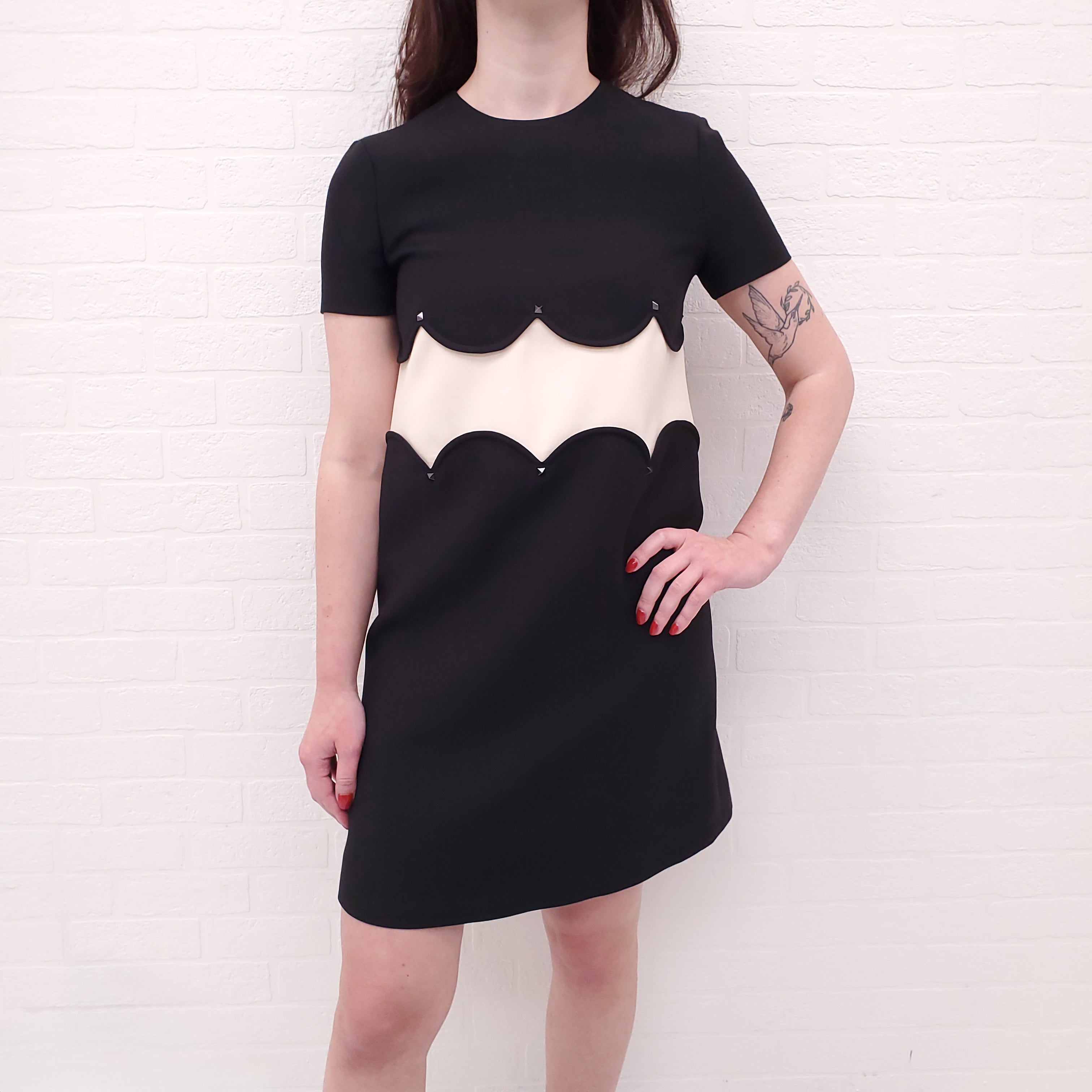 VALENTINO BLACK AND WHITE SCALLOPED DRESS WITH ROCKSTUD DETAILS - SIZE 40