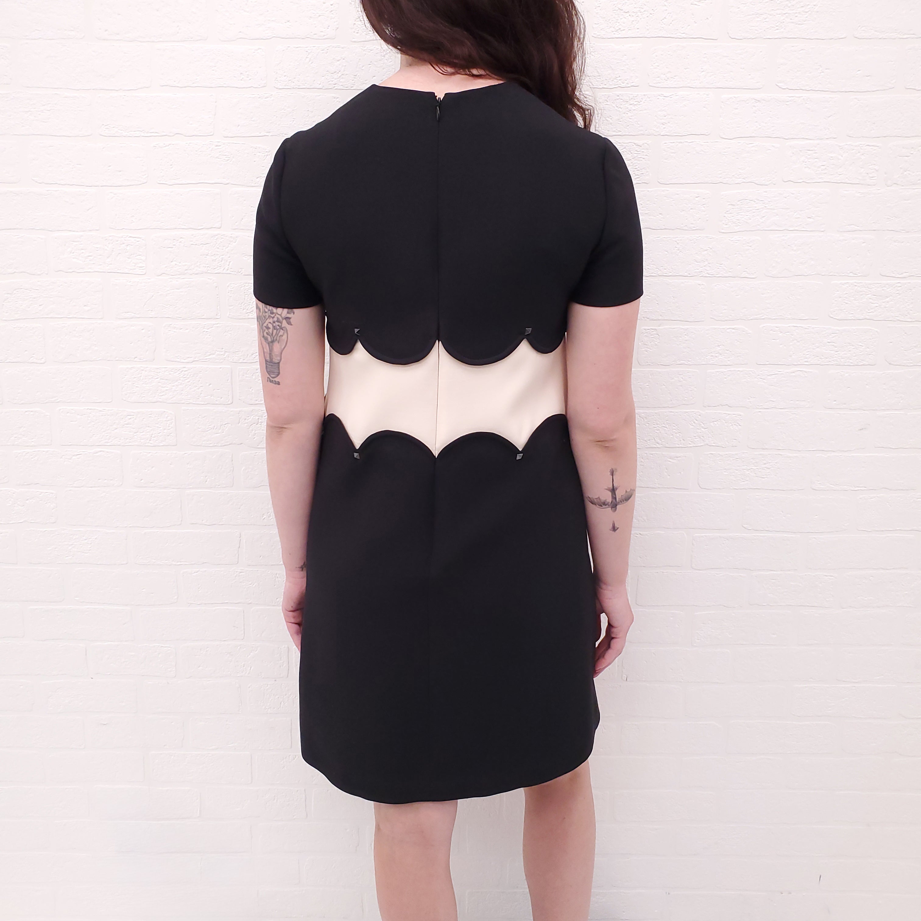 VALENTINO BLACK AND WHITE SCALLOPED DRESS WITH ROCKSTUD DETAILS - SIZE 40
