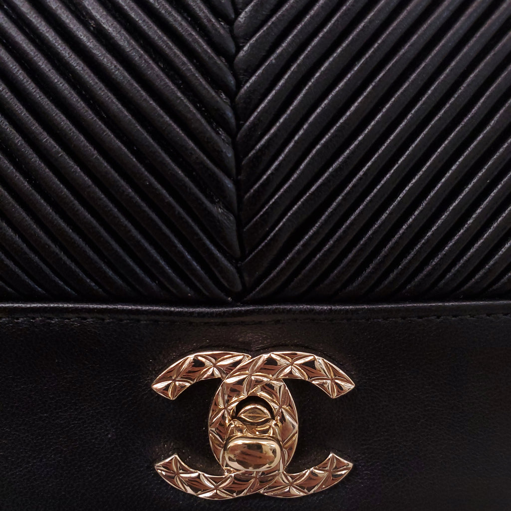 CHANEL BLACK CHEVRON FLAP BAG