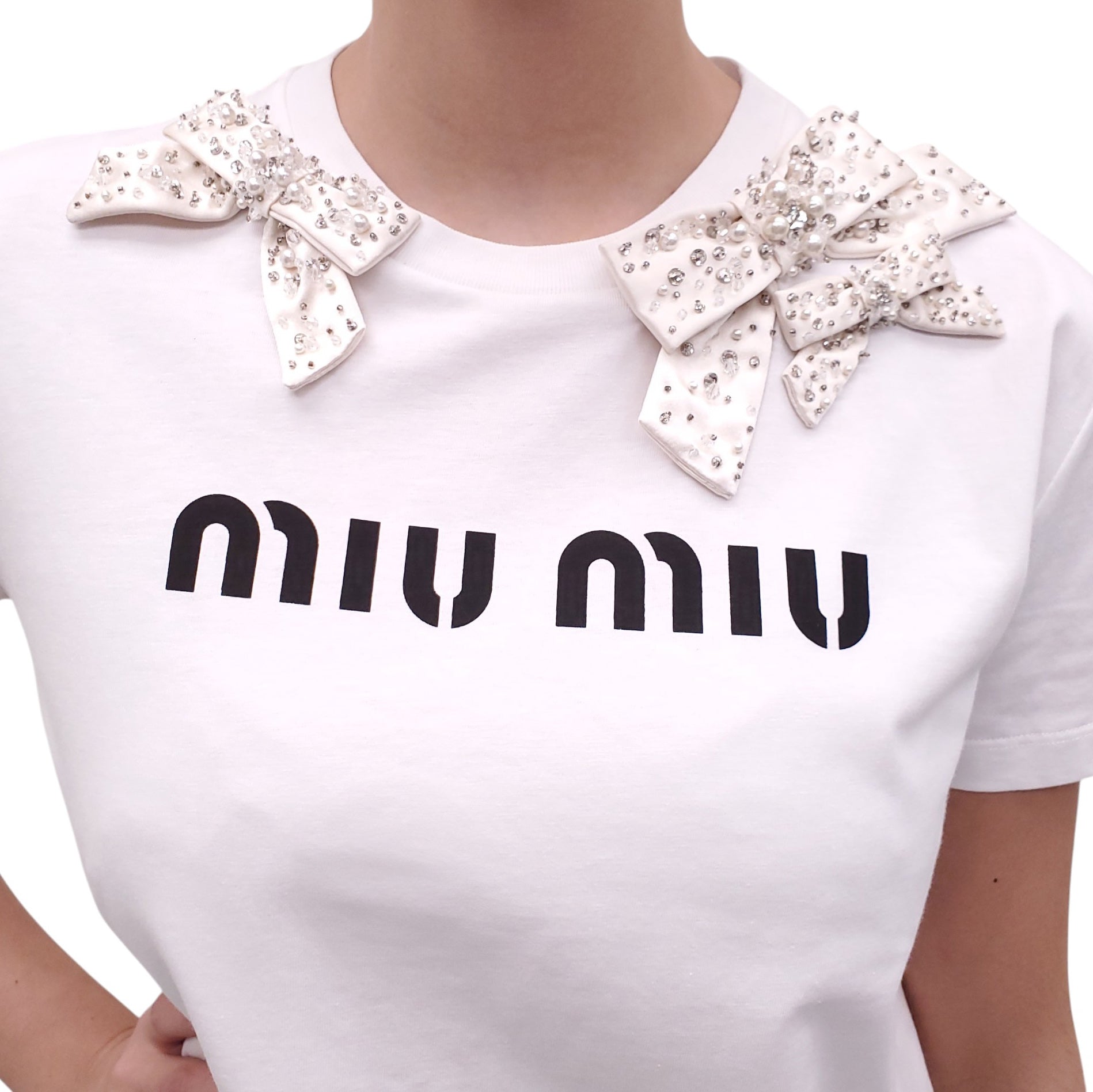 MIU MIU WHITE LOGO T-SHIRT WITH CRYSTAL AND PEARL BOW DETAILS
