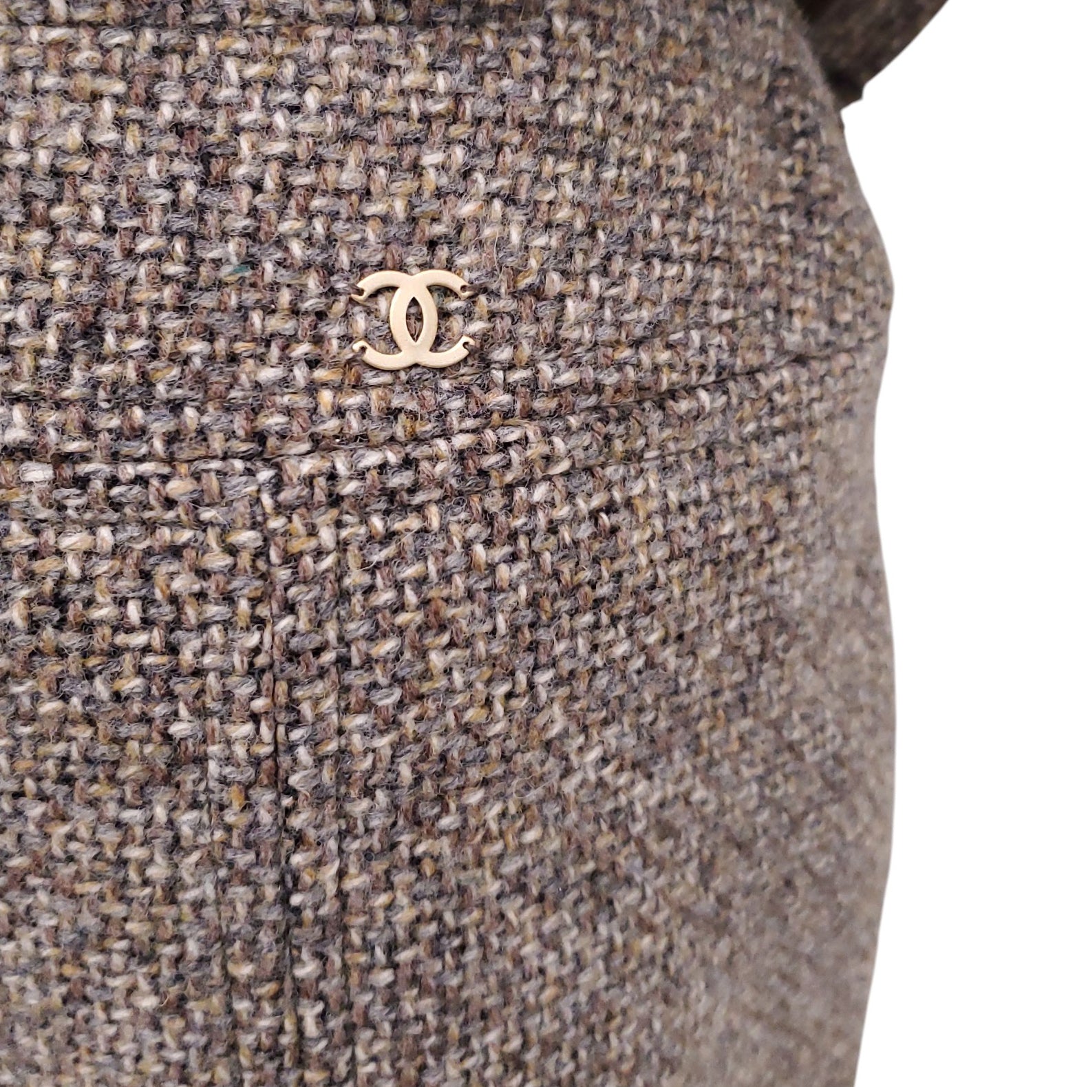 CHANEL OLIVE GREEN TWEED SUIT WITH LACE-TRIMMED SKIRT - SIZE 36