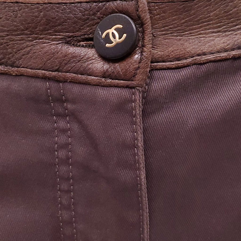 CHANEL TWO-TONED CHOCOLATE BROWN JEANS WITH LEATHER DETAIL AND LOGO BUTTON - SIZE 40