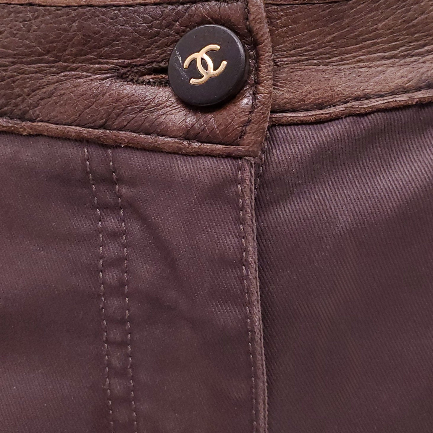 CHANEL TWO-TONED CHOCOLATE BROWN JEANS WITH LEATHER DETAIL AND LOGO BUTTON - SIZE 40