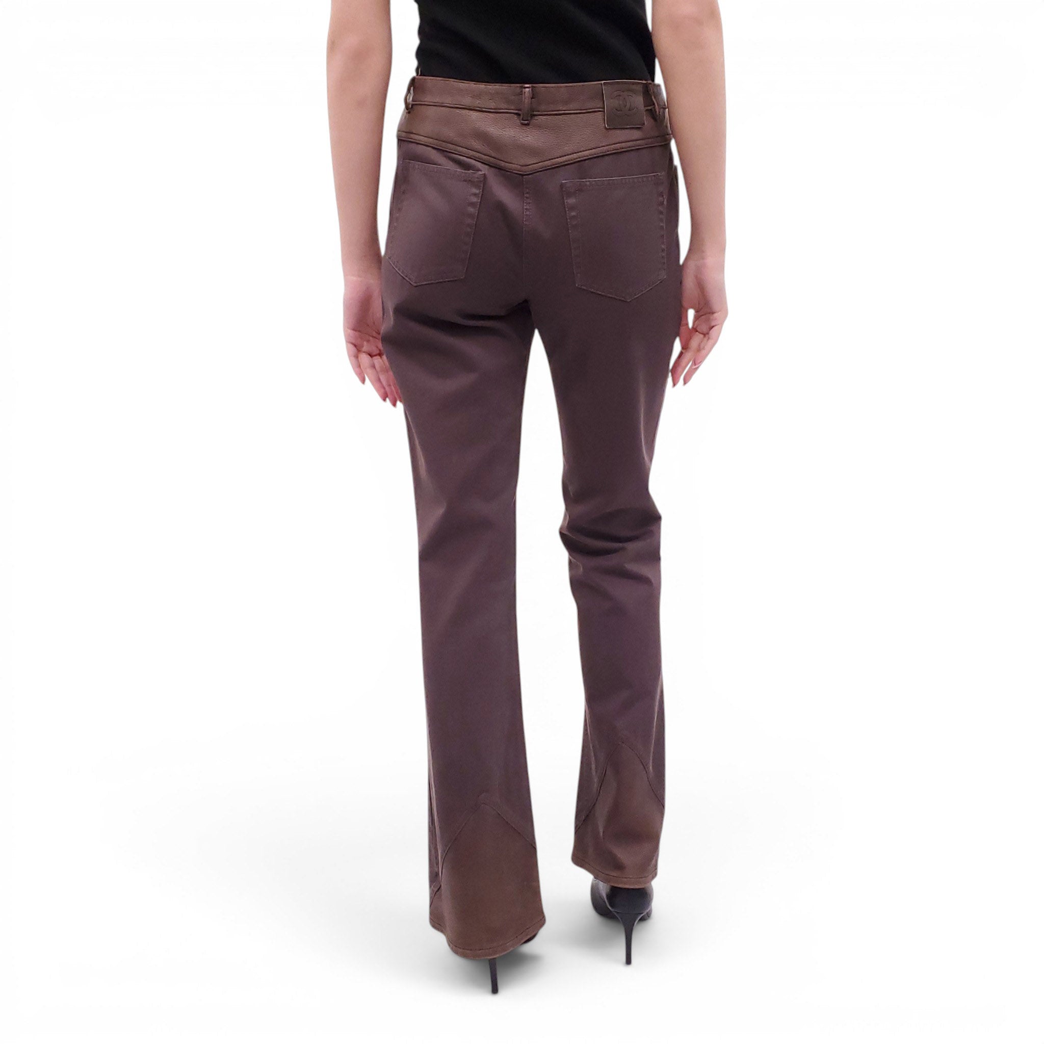 CHANEL TWO-TONED CHOCOLATE BROWN JEANS WITH LEATHER DETAIL AND LOGO BUTTON - SIZE 40