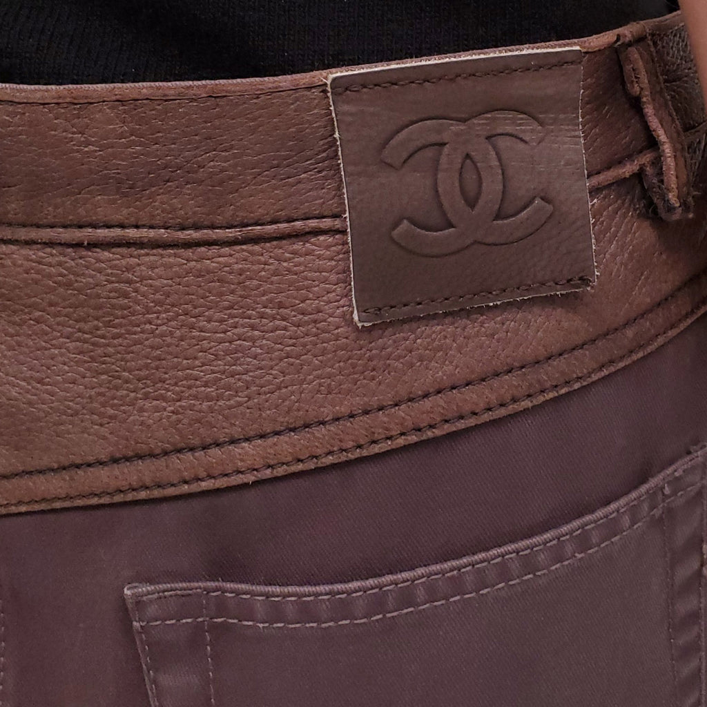 CHANEL TWO-TONED CHOCOLATE BROWN JEANS WITH LEATHER DETAIL AND LOGO BUTTON - SIZE 40