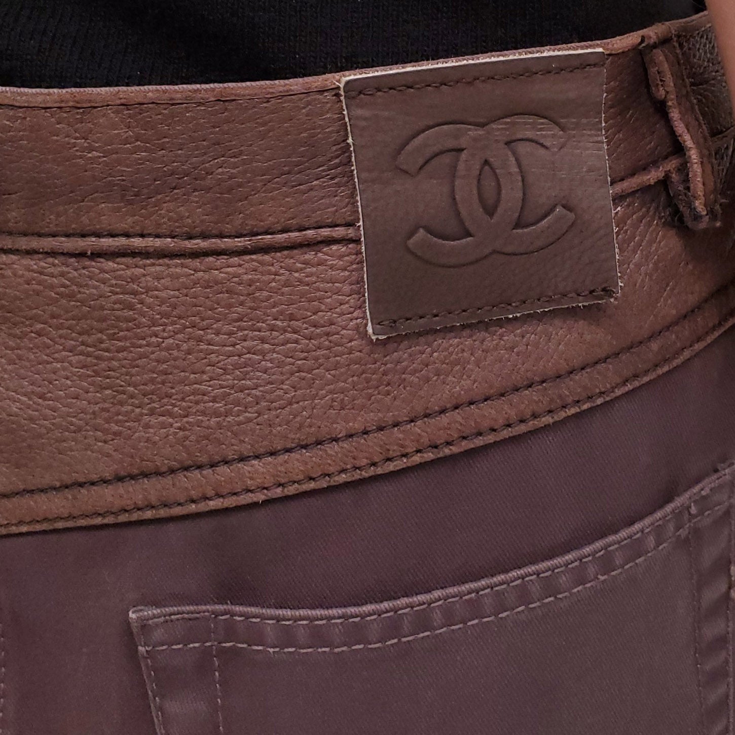 CHANEL TWO-TONED CHOCOLATE BROWN JEANS WITH LEATHER DETAIL AND LOGO BUTTON - SIZE 40