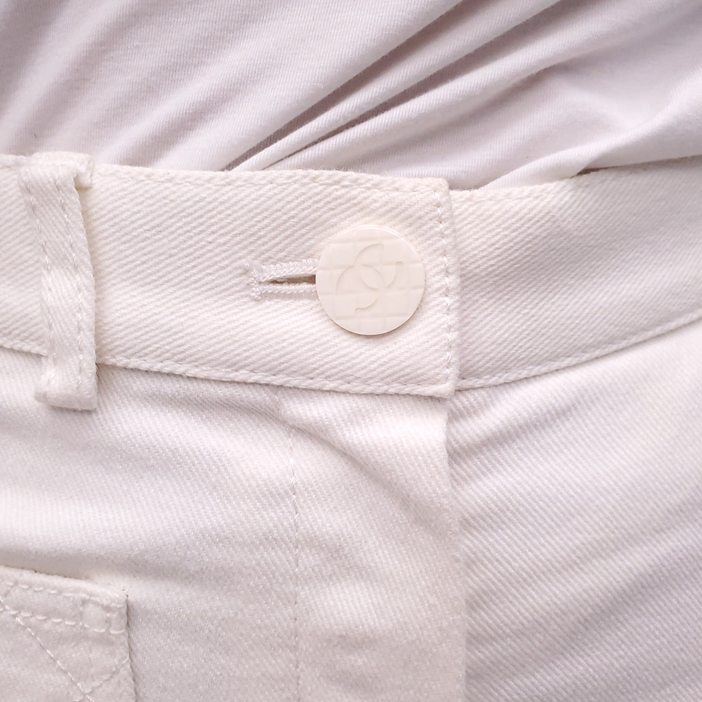CHANEL WHITE JEANS WITH QUILTED POCKETS AND LOGO BUTTONS - SIZE 38