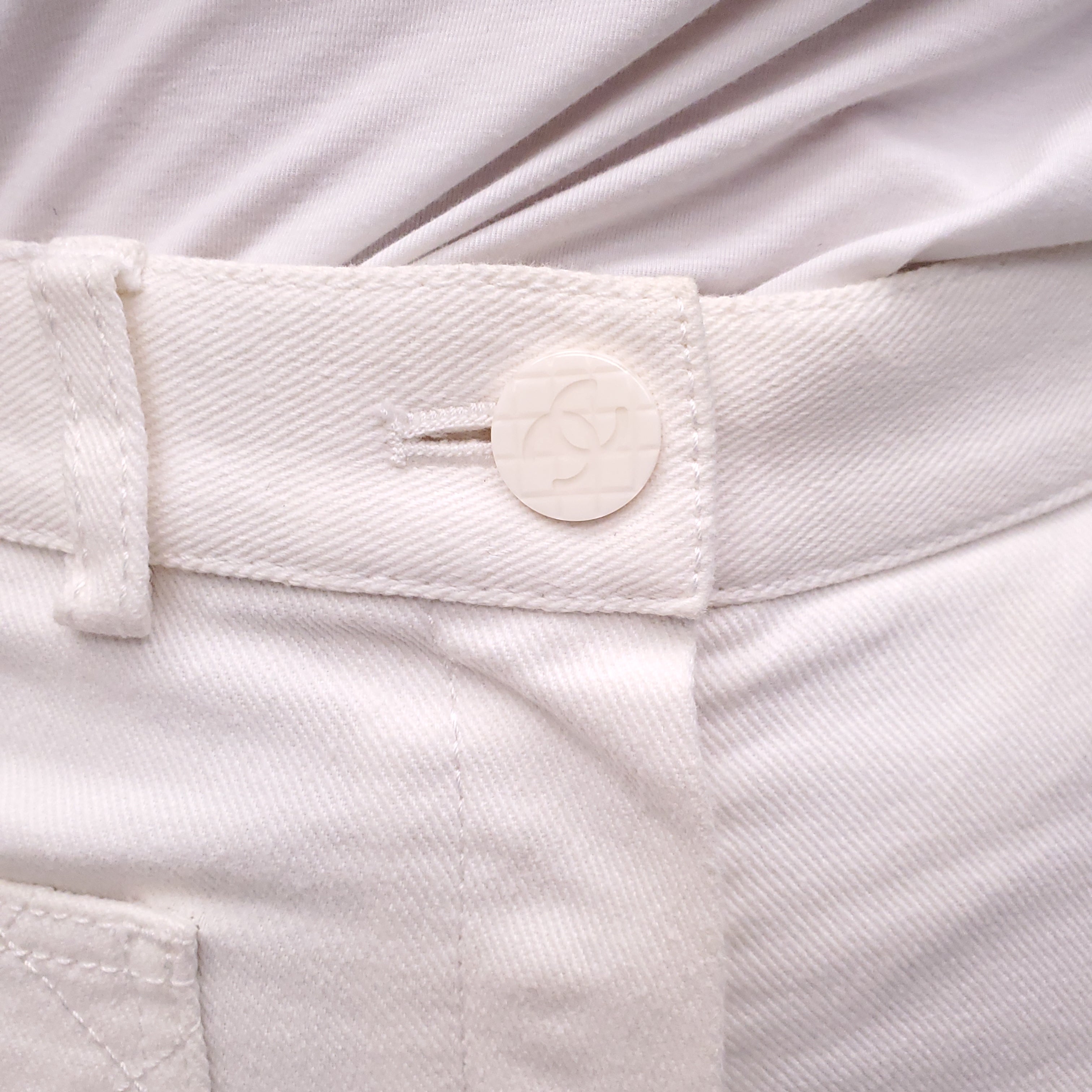 CHANEL WHITE JEANS WITH QUILTED POCKETS AND LOGO BUTTONS - SIZE 38