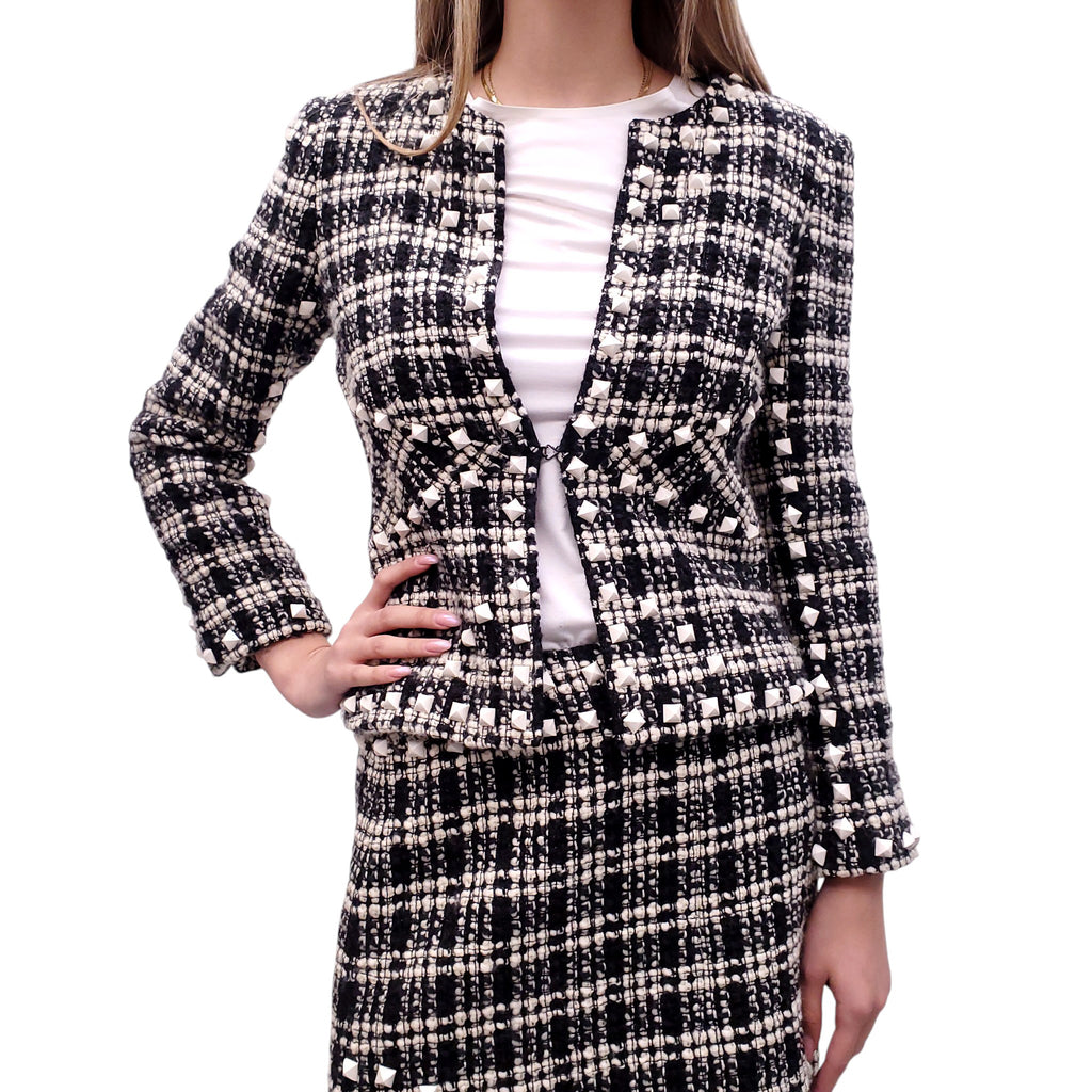 CHANEL CREAM AND BLACK METALLIC TWEED SUIT WITH STUDDED DETAIL - SIZE 38/40