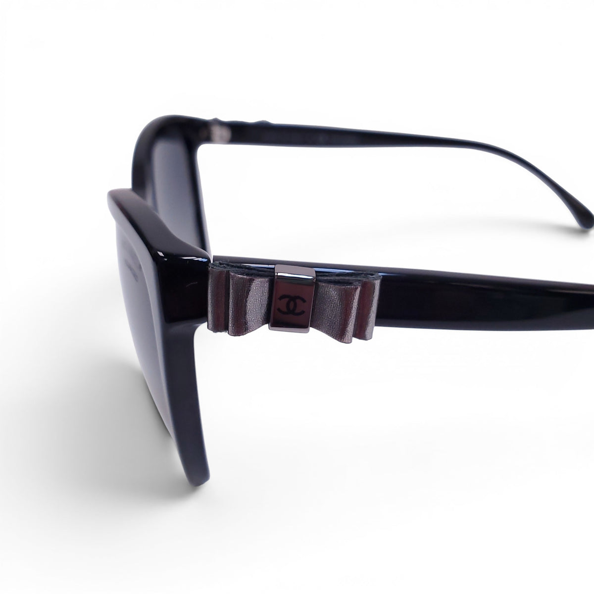 CHANEL BLACK SUNGLASSES WITH SILVER BOW LOGO DETAIL – Rewind  display picture 2