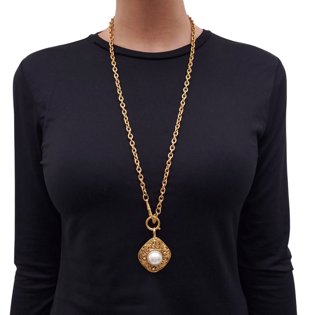 CHANEL VINTAGE PEARL BAROQUE NECKLACE