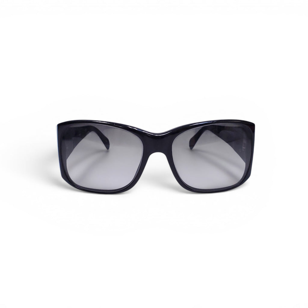 CHANEL BLACK SUNGLASSES WITH PEARL CC LOGO DETAIL