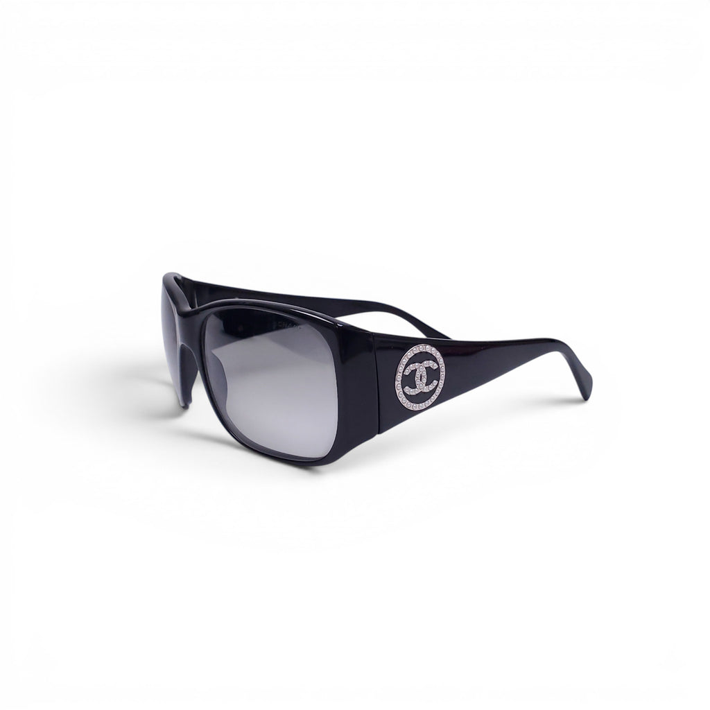 CHANEL BLACK SUNGLASSES WITH PEARL CC LOGO DETAIL