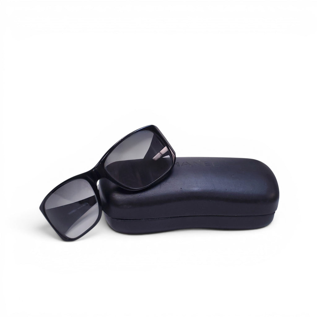 CHANEL BLACK SUNGLASSES WITH PEARL CC LOGO DETAIL