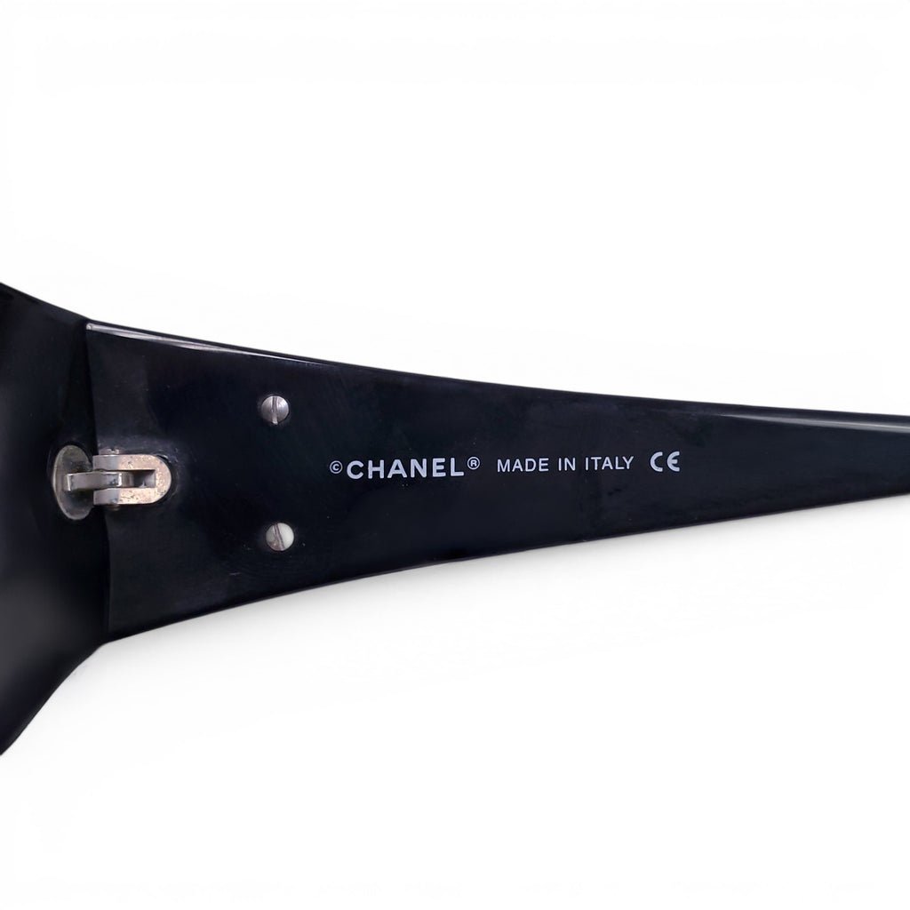 CHANEL BLACK SUNGLASSES WITH PEARL CC LOGO DETAIL