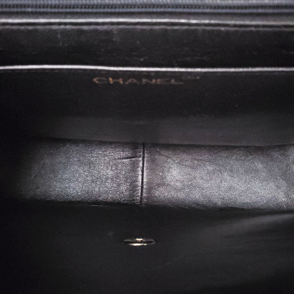 CHANEL VINTAGE CAVIAR SHOULDER BAG WITH CC GOLD LOGO