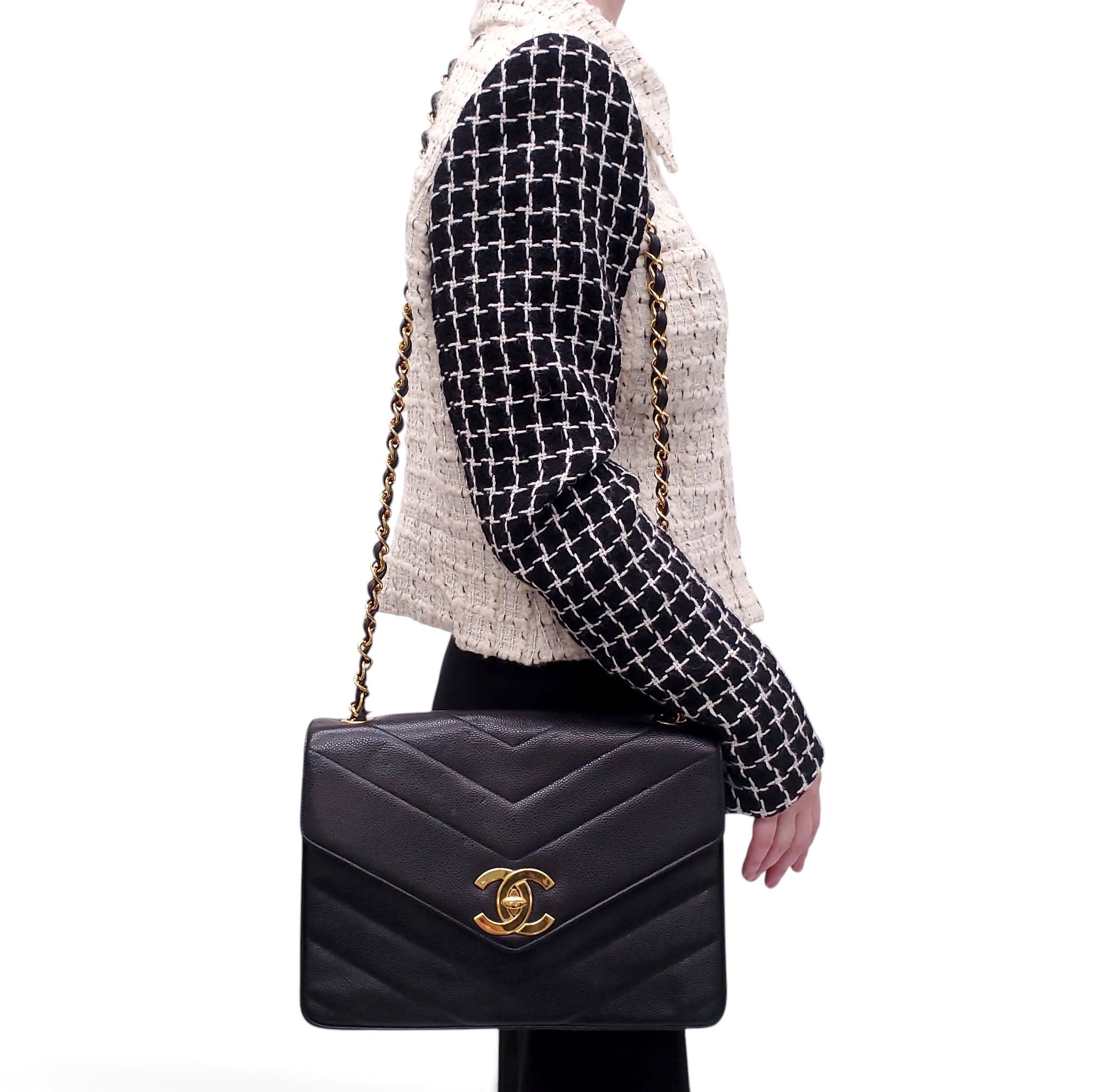 CHANEL VINTAGE CAVIAR SHOULDER BAG WITH CC GOLD LOGO