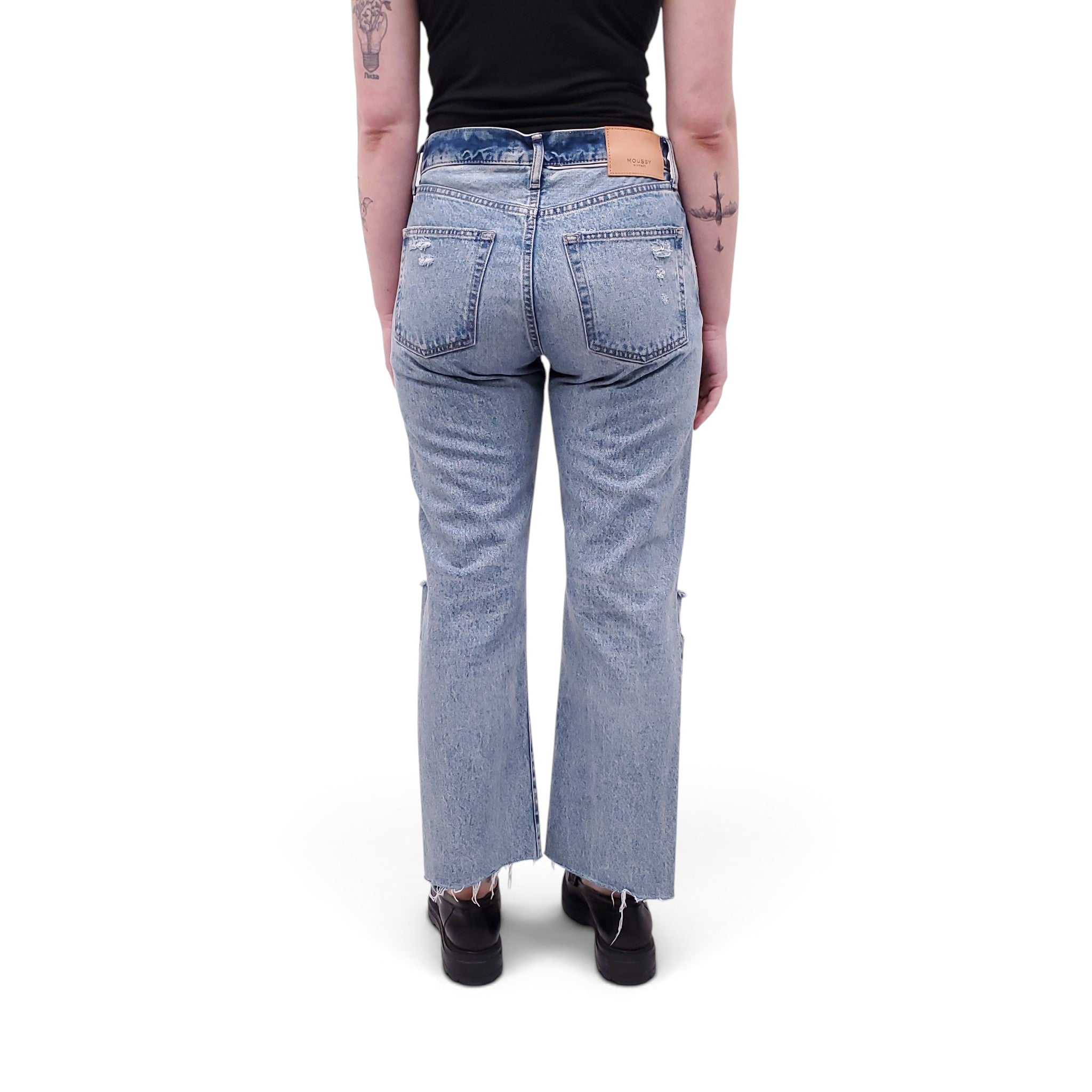 MOUSSY LIGHT WASH DISTRESSED BUTTON FLY JEANS - SIZE 26