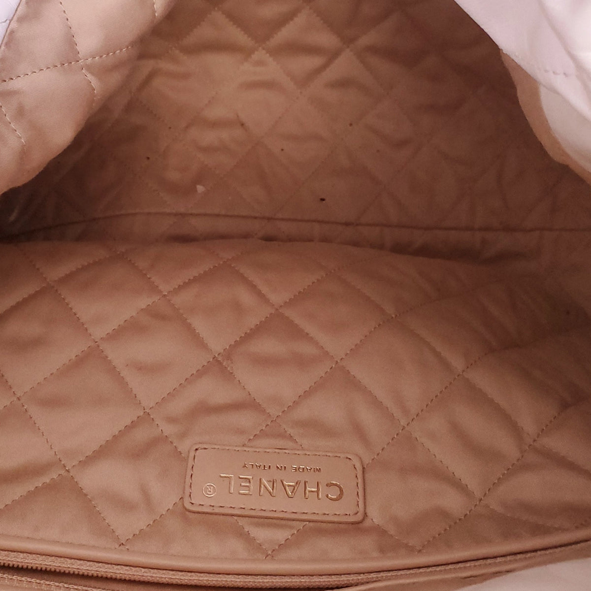 CHANEL CREAM 22 BAG