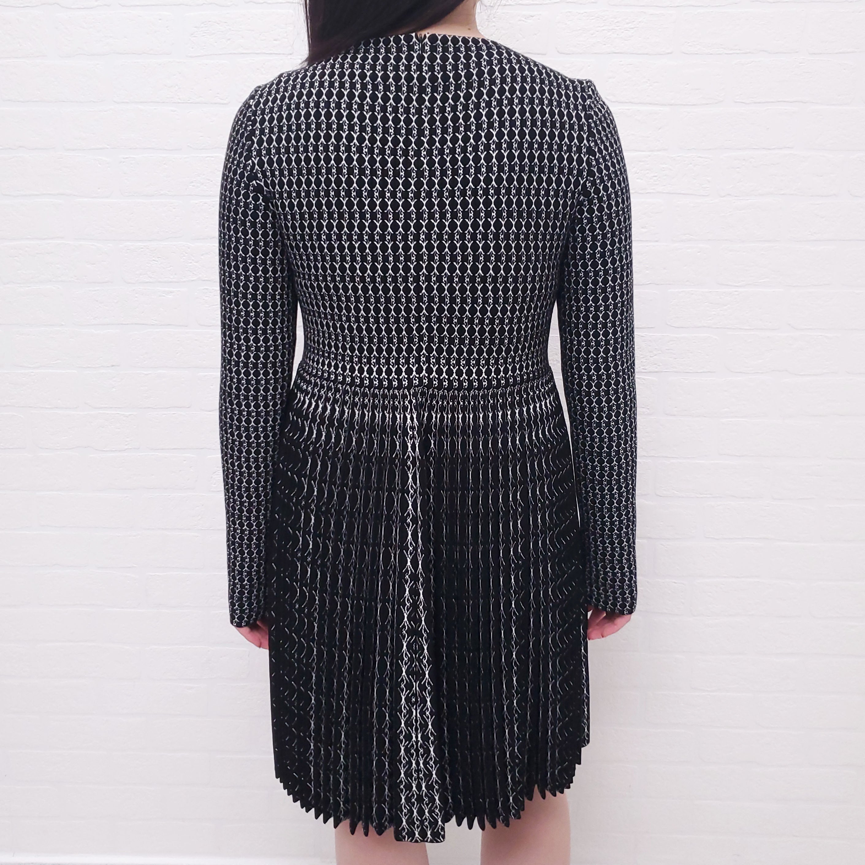 ALAÏA BLACK AND WHITE RUNWAY LONG SLEEVE PLEATED DRESS - SIZE 42