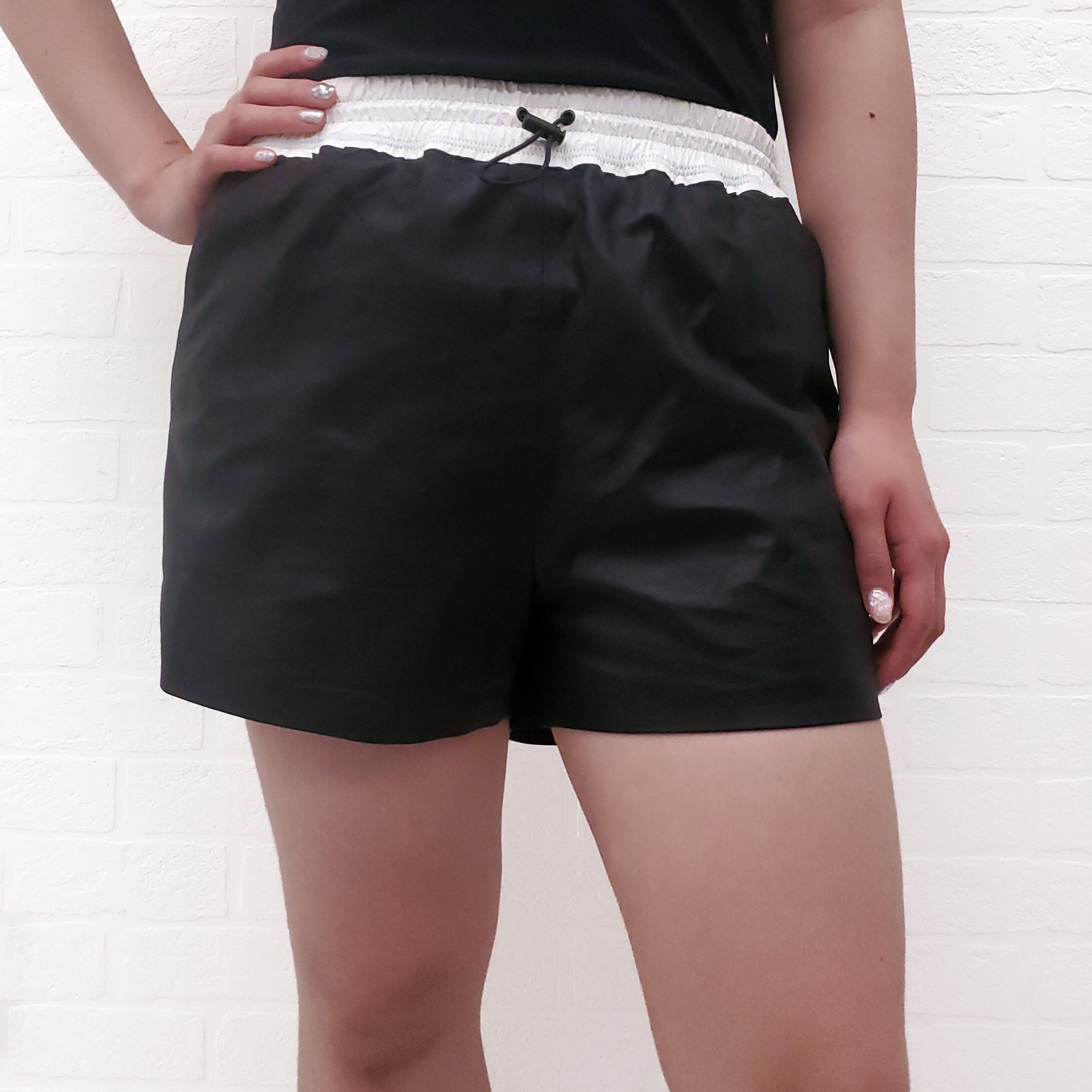 ALEXANDERWANG.T BLACK AND WHITE LEATHER SHORTS - SIZE 6