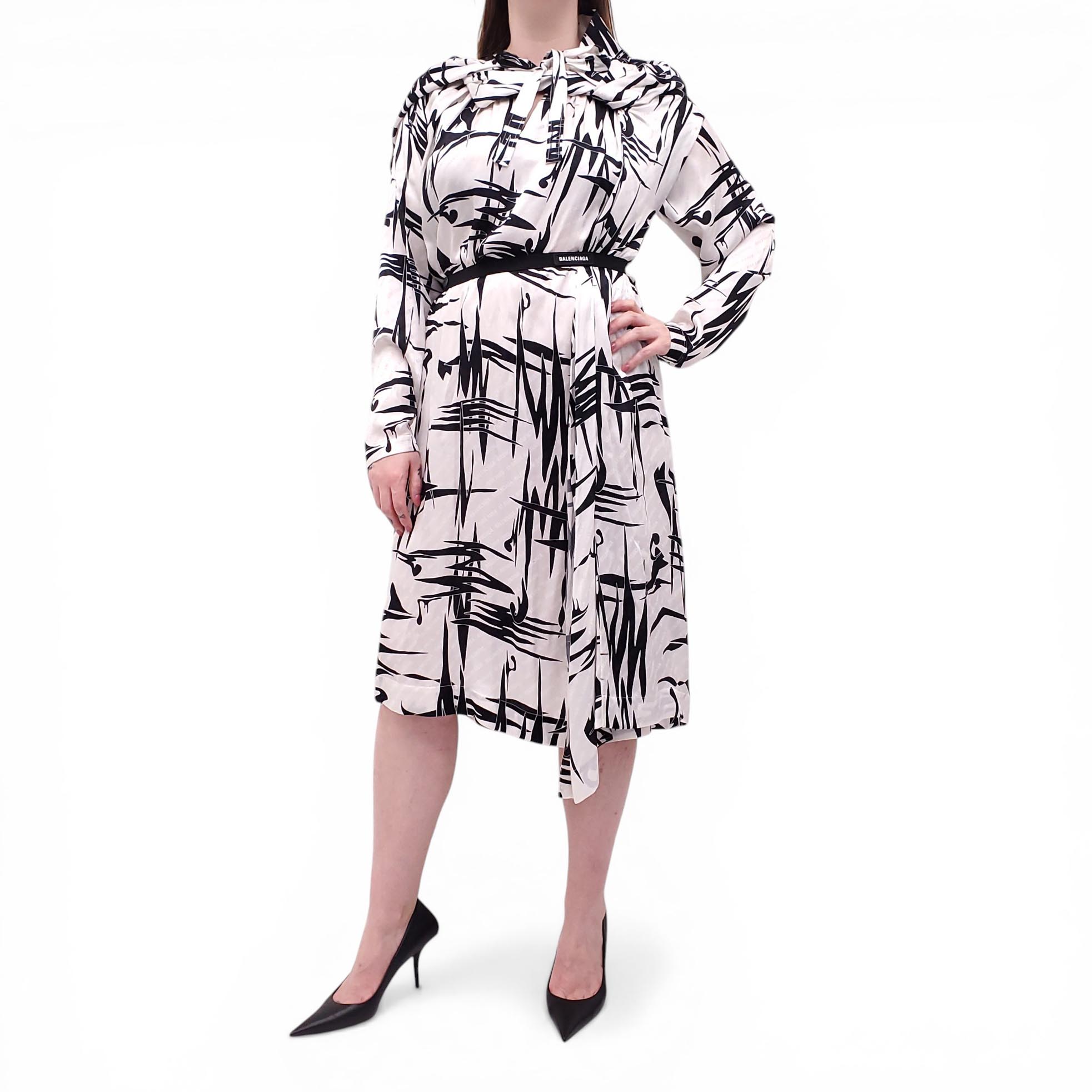 balenciaga dress black and white Anlsslich des 131 Geburtstags von Christobal @balenciaga blicken wir zurck auf seine ikonischen Entwrfe, die bis heute die Designs des Hauses prgen wenn auch unter anderer Feder. Credits: Henry Clarke, Cecile