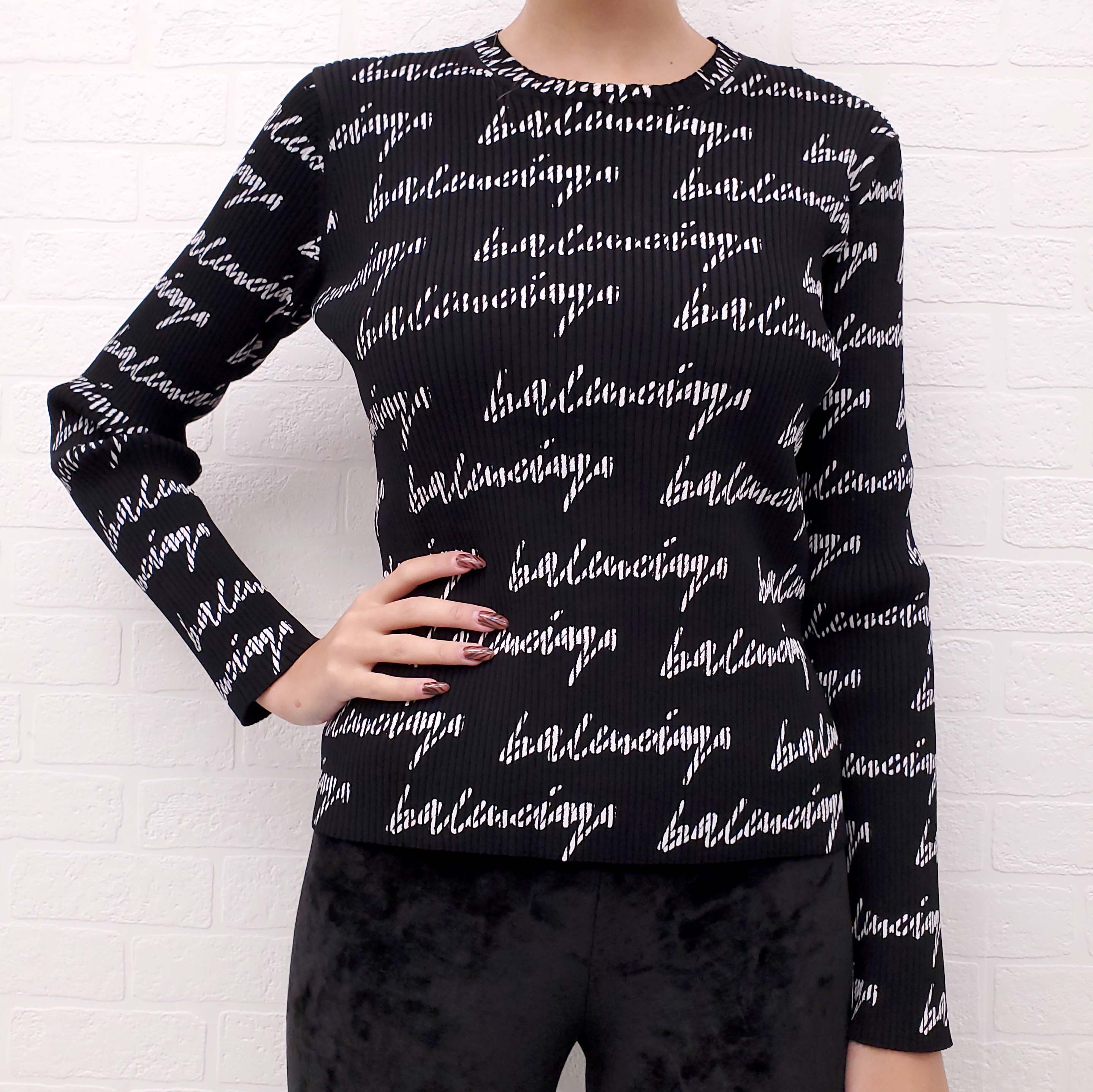 BALENCIAGA BLACK AND WHITE RIBBED CURSIVE LOGO SWEATER - SIZE M