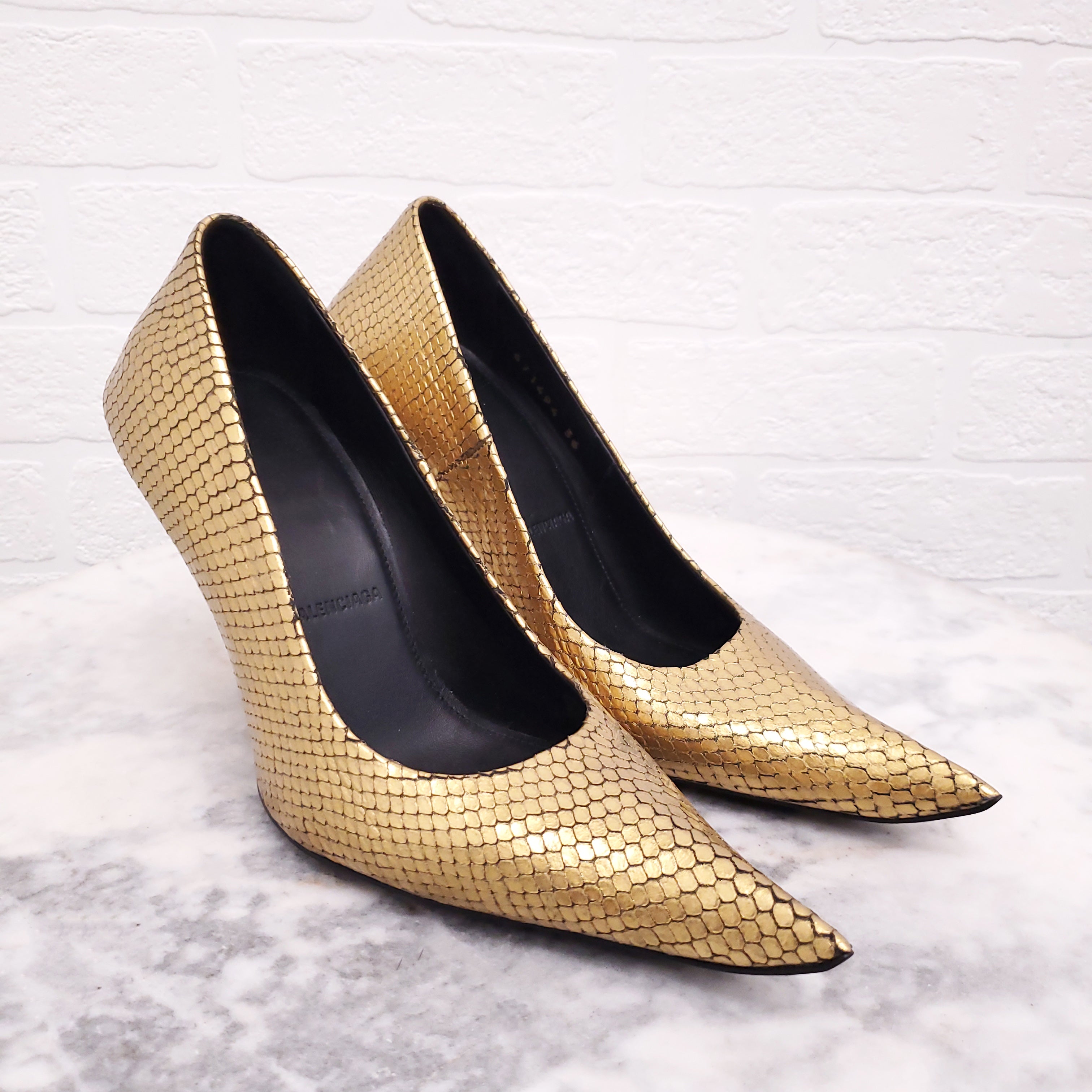 BALENCIAGA GOLD ESSEX PUMP - SIZE 36 Rewind Couture BALENCIAGA GOLD ESSEX PUMP - SIZE 36 Rewind Couture