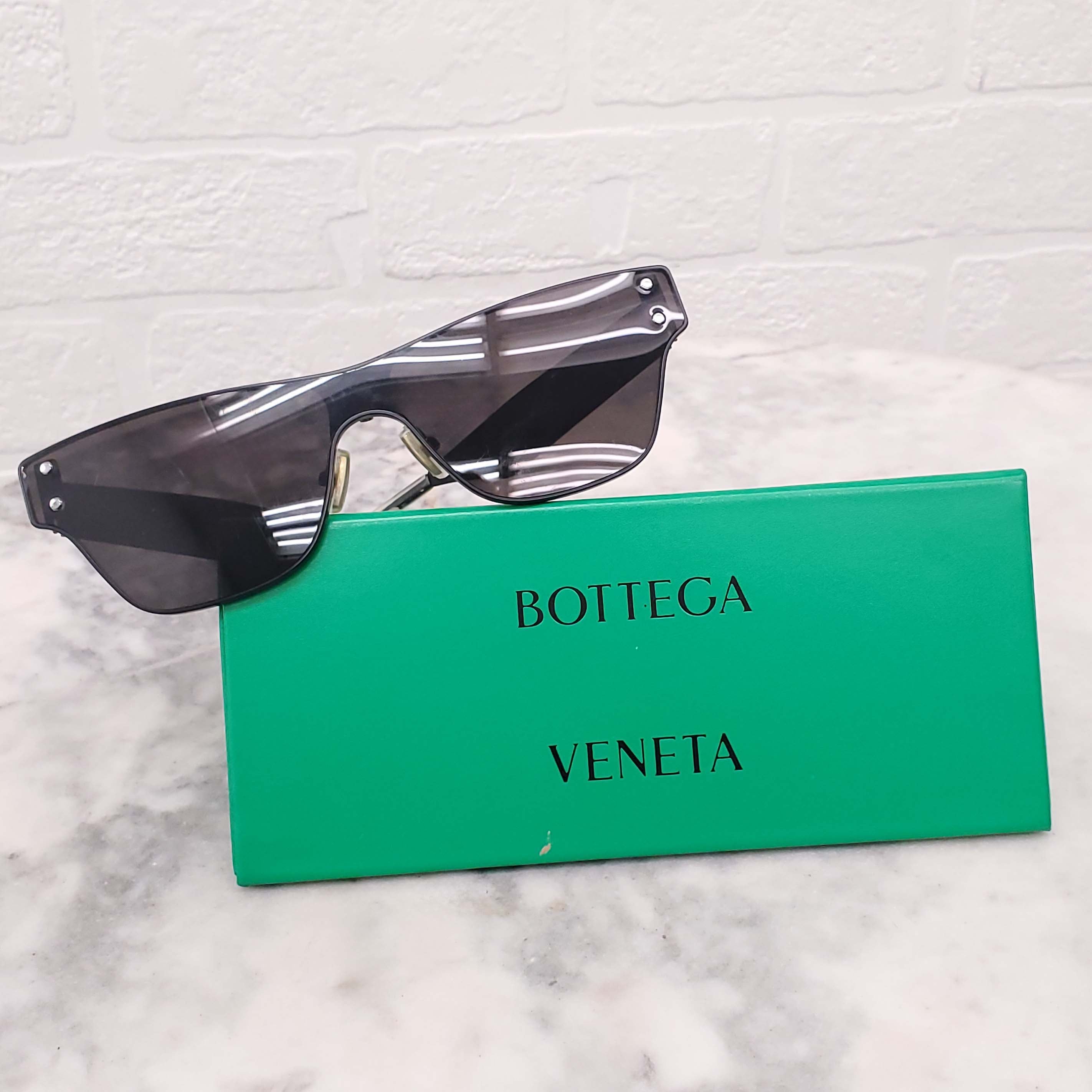 BOTTEGA VENETA BLACK SUNGLASSES