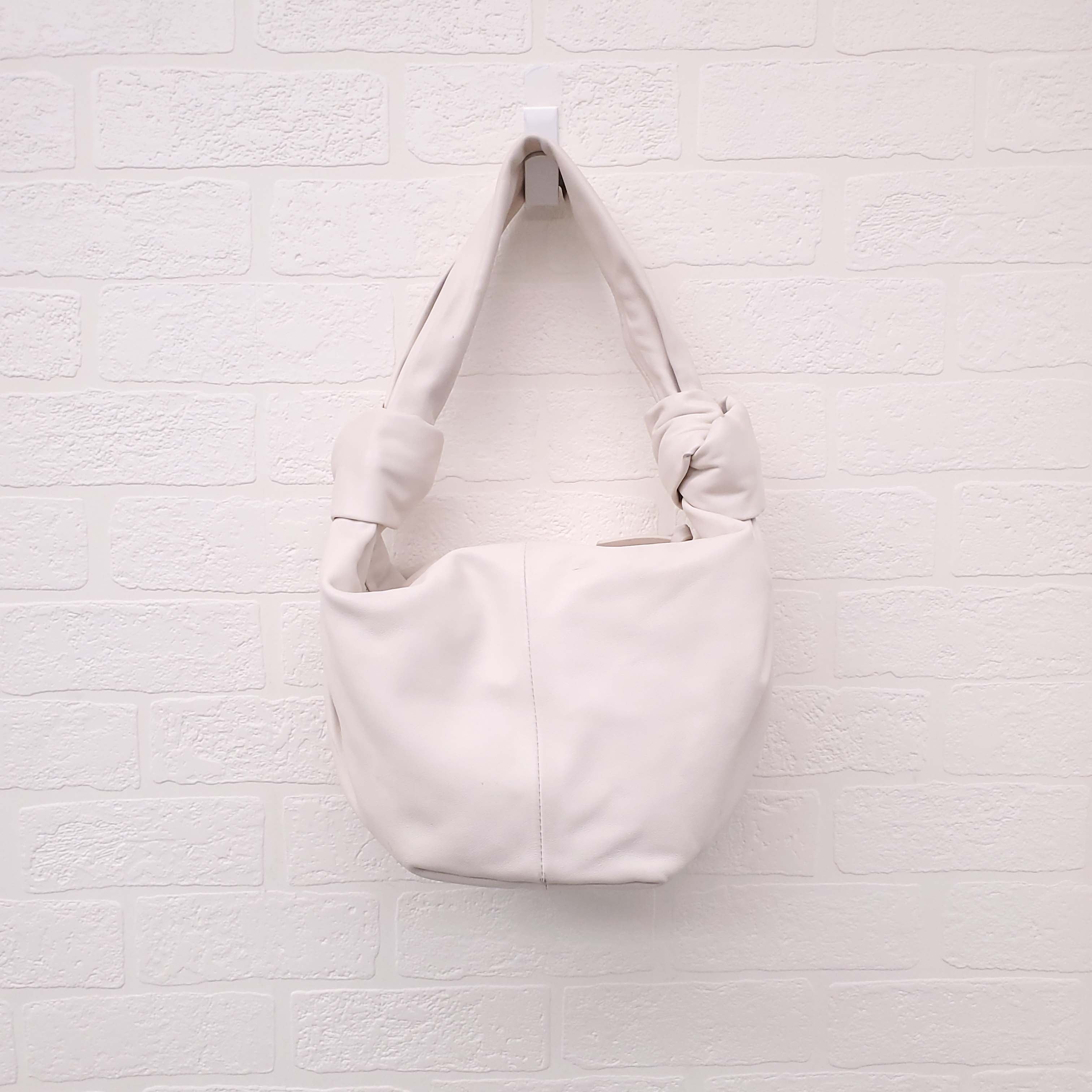 BOTTEGA VENETA WHITE NAPPA LEATHER DOUBLE KNOT HANDLE BAG