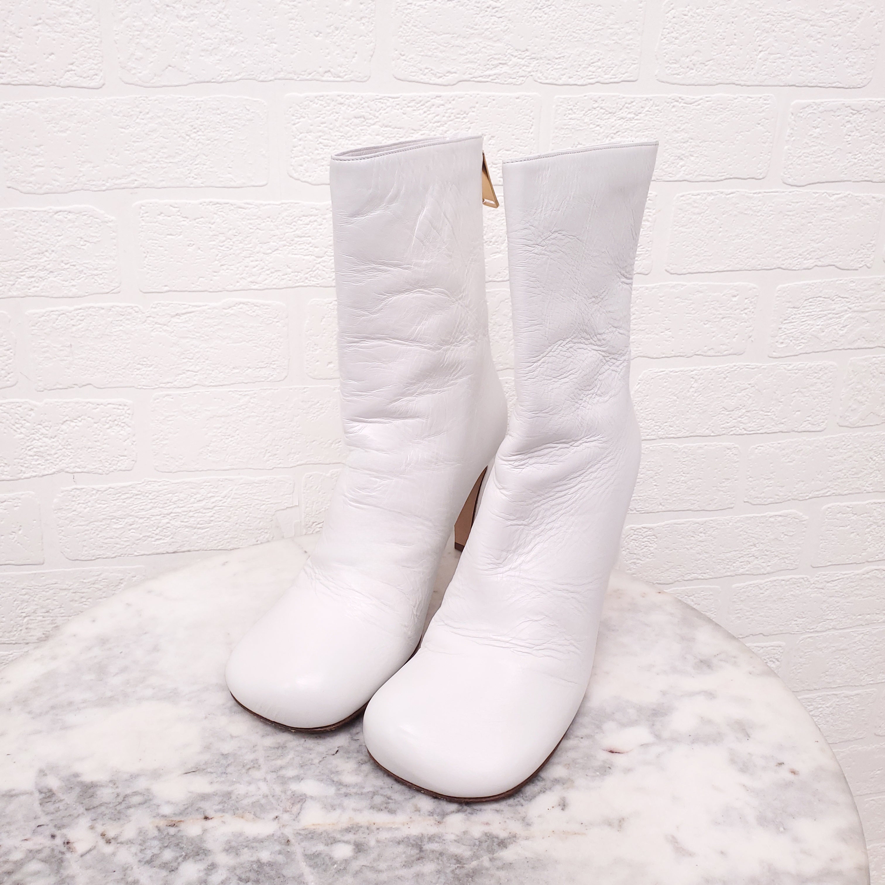BOTTEGA VENETA WHITE LEATHER SQUARE TOE BOOTIES WITH ZIPPER DETAIL - SIZE 40
